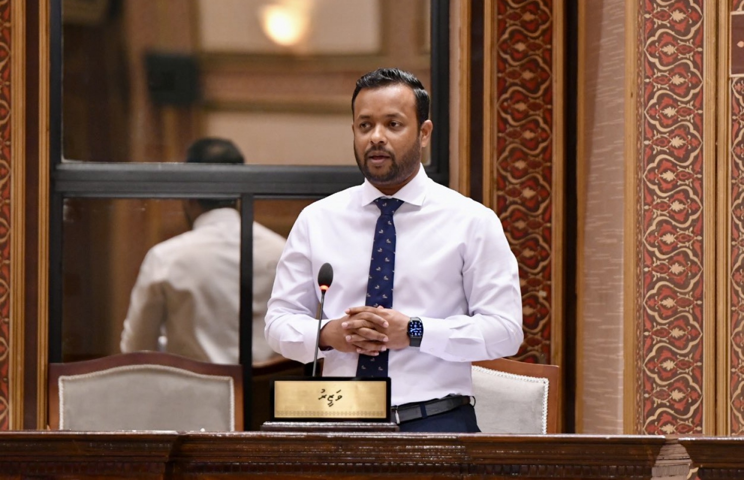 ރައްޔިތުންގެ މަޖިލީހުގައި މިނިސްޓަރު މުއްތަލިބު ވާހަކަ ދައްކަވަނީ.--- ފޮޓޯ: މަޖިލިސް