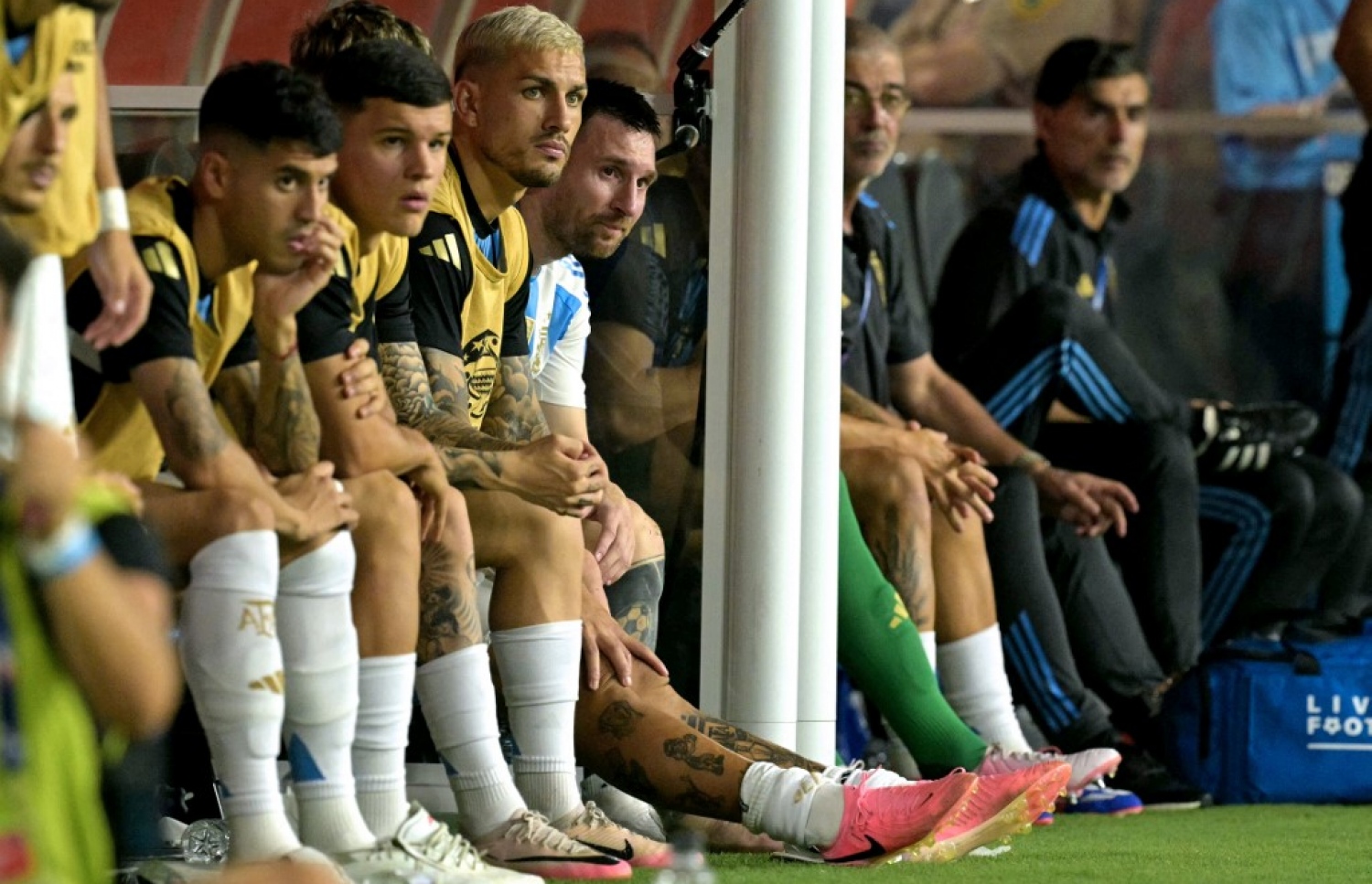 އަނިޔާވެގެން ދެވަނަ ހާފުގައި ފޭބި އާޖެންޓީނާގެ މެސީ ބެންޗުގައި.-- ފޮޓޯ: އޭއެފްޕީ