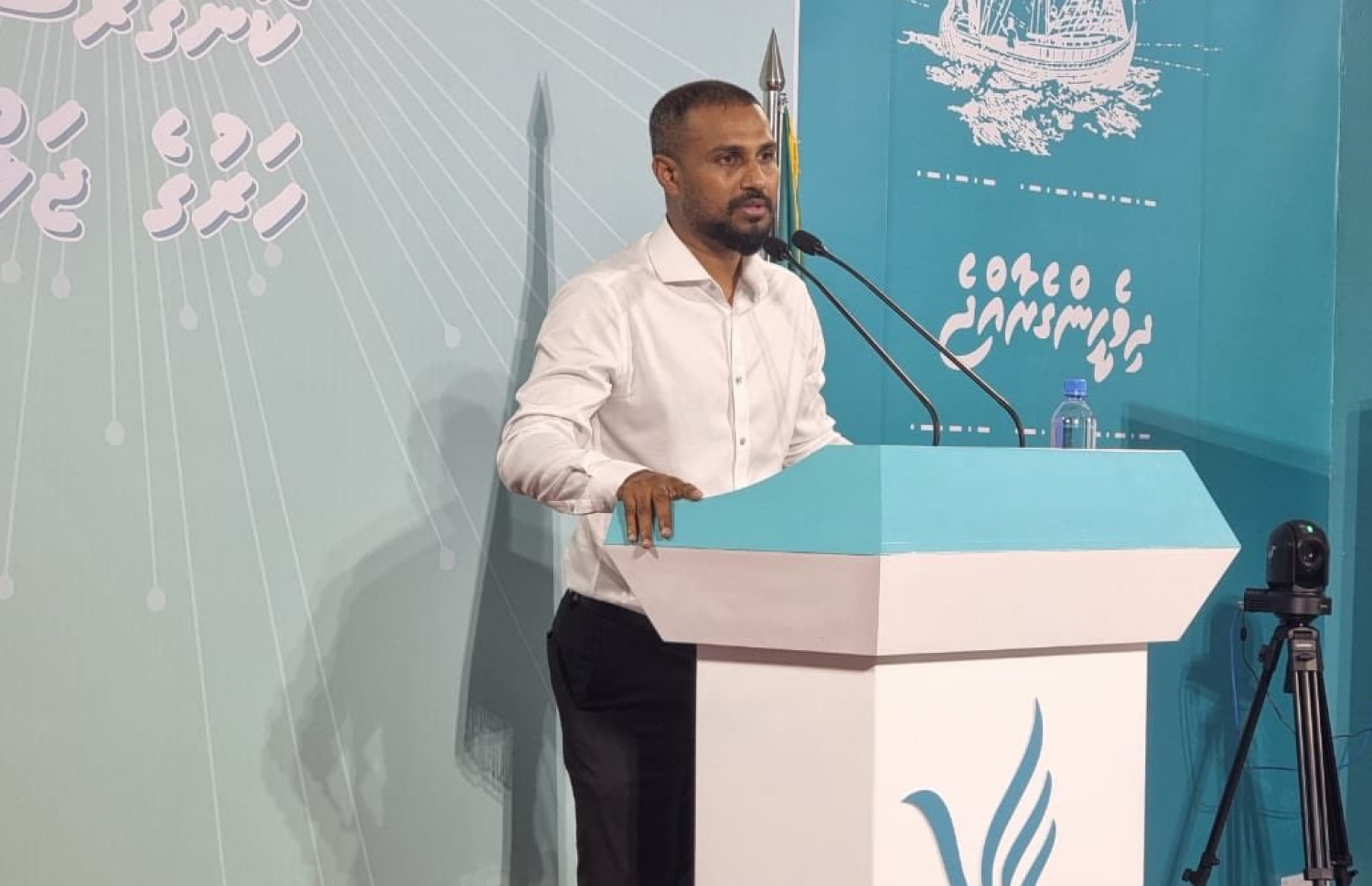 ޕީއެންސީ ހަރުގޭގައި ބޭއްވި ޖަލްސާގައި ފެނަކަ ކޯޕަރޭޝަނުގެ މެނޭޖިން ޑިރެކްޓަރު މުއާޒު މުހައްމަދު ރަޝީދު ވާހަކަ ދައްކަވަނީ.-- ފޮޓޯ | ޕީއެންސީ