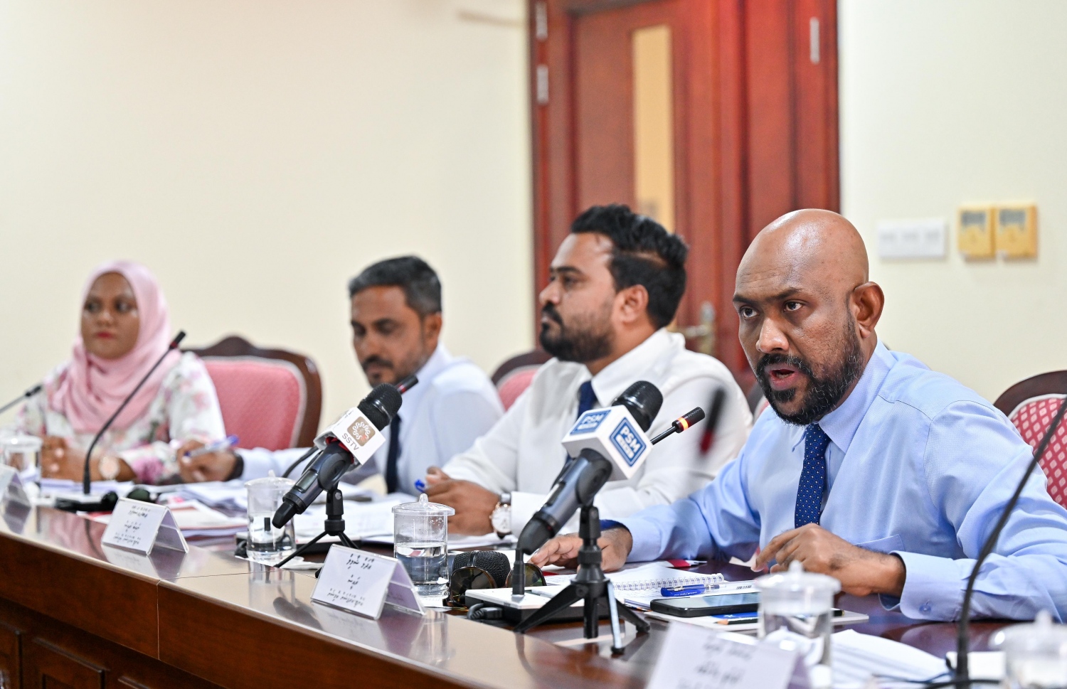 ރައްޔިތުންގެ މަޖިލީހުގެ އެސްއޯއީ ކޮމިޓީގައި އޭސީސީގެ މެންބަރުން ވާހަކަ ދައްކަވަނީ--ފޮޓޯ: ފަޔާޒް މޫސާ | މިހާރު