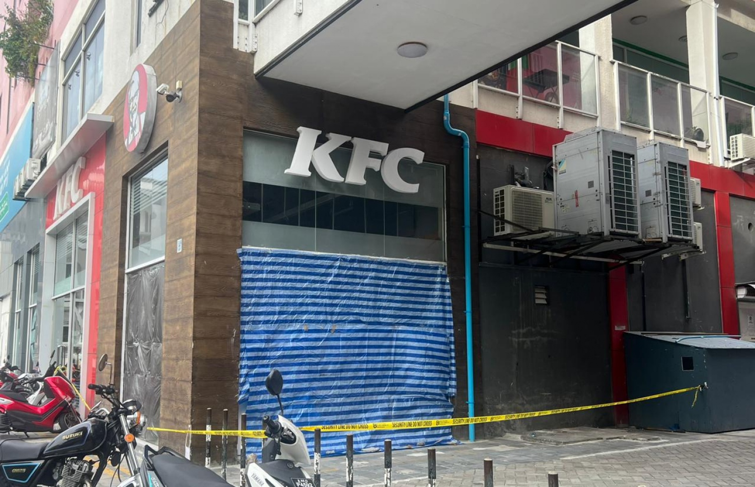 ކޭއެފްސީގެ ބިއްލޫރިގަނޑެއް ތަޅާލުމުން އެ ތަނުގައި ސަތަރި އަޅާފައި.-- ފޮޓޯ: މިހާރު