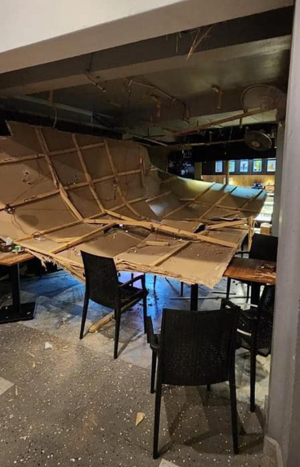 އޮލިމްޕަސް ކެފޭގެ ސީލިންގު ވެއްޓިފައި.