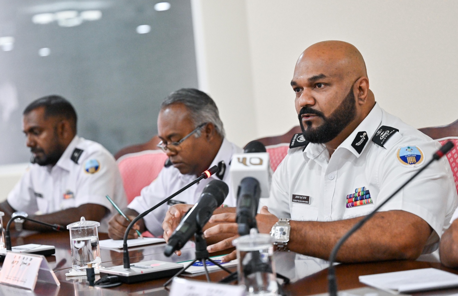 ކަސްޓަމްސްގެ އިސްވެރިޔާ މާނިއު 241 ކޮމިޓީގެ މިއަދުގެ ބައްދަލުވުމުގައި ވާހަކަ ދައްކަވާއިރު، އެސިސްޓެންޓް ކޮމިޝަނަރު އޮފް ކަސްޓަމްސް ހަމްދޫން އަޑުއައްސަވަނީ.---ފޮޓޯ: ފަޔާޒު މޫސާ| މިހާރު