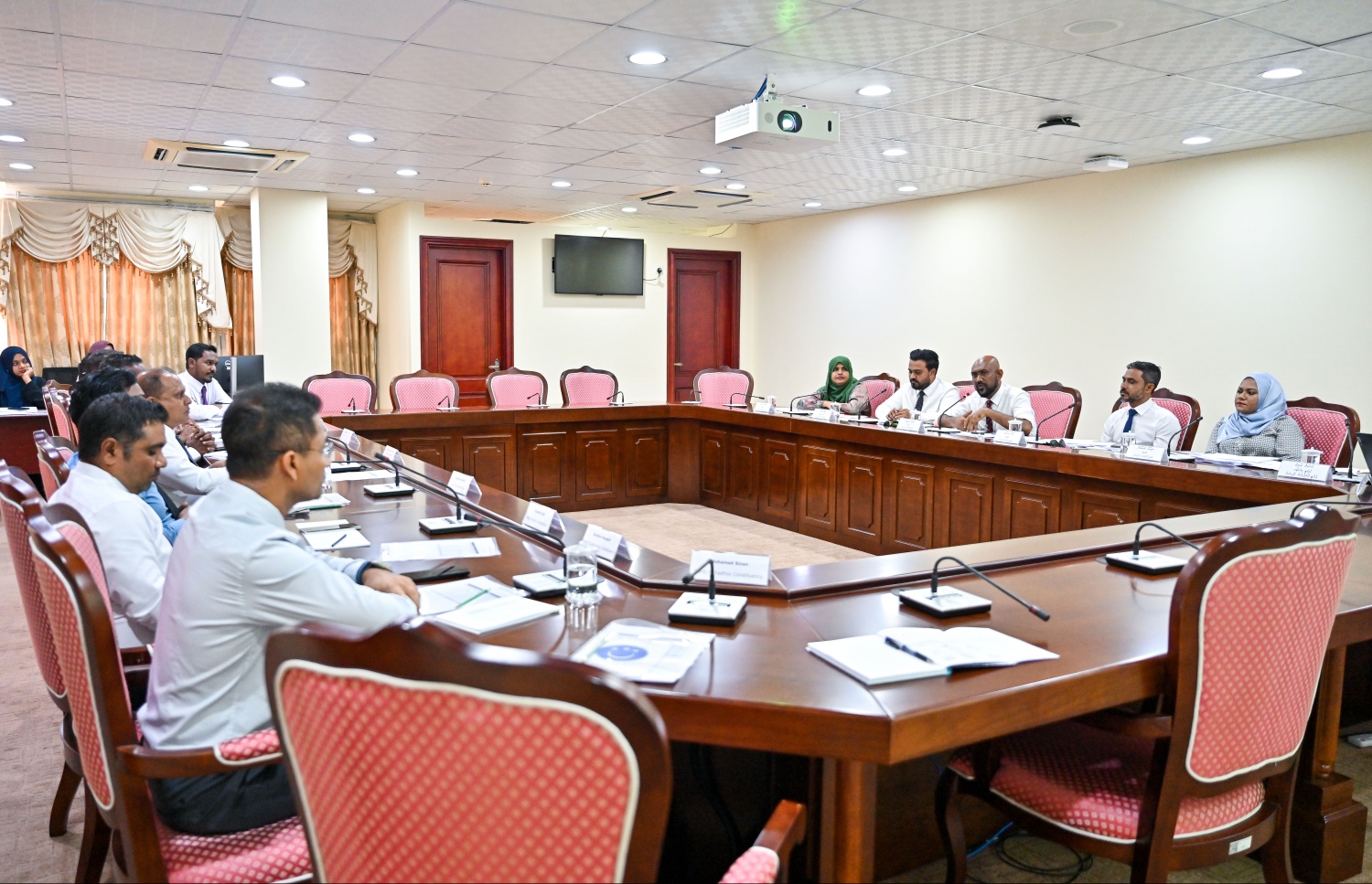 ކޮމިޓީގެ ބައްދަލުވުމުގައި އޭސީސީގެ މެންބަރުން: އެމްއެމްޕީއާރްސީއިން ގެއްލުނު 640 މިލިއަން ހޯދަން އެންގި ކަމަށާއި ނަމަވެސް ދައުވާއެއް ނުކުރާ ކަމަށް ވިދާޅުވި - ފޮޓޯ: ފަޔާޒު މޫސާ / މިހާރު