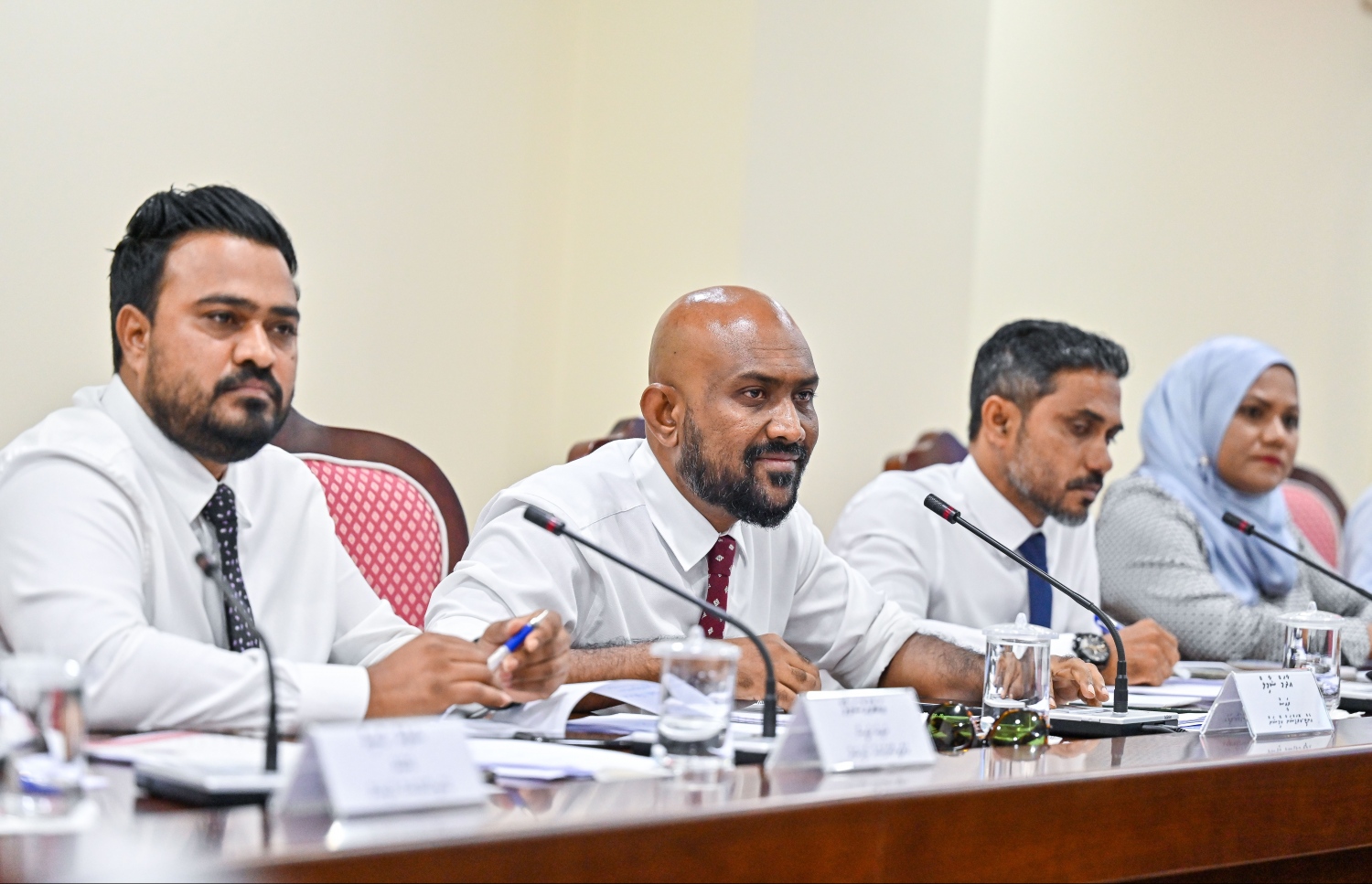 އެންޓި ކޮރަޕްޝަން ކޮމިޝަންގެ ތިން މެންބަރަކު ކޮމިޓީ ބައްދަލުވުމެއްގައި: ކޮމިޝަންތަކުގެ މަސައްކަތްތަކާ މެދު ވަނީ ވަރަށް ބޮޑަށް ސުވާލު އުފެދިފައި - ފޮޓޯ: މިހާރު