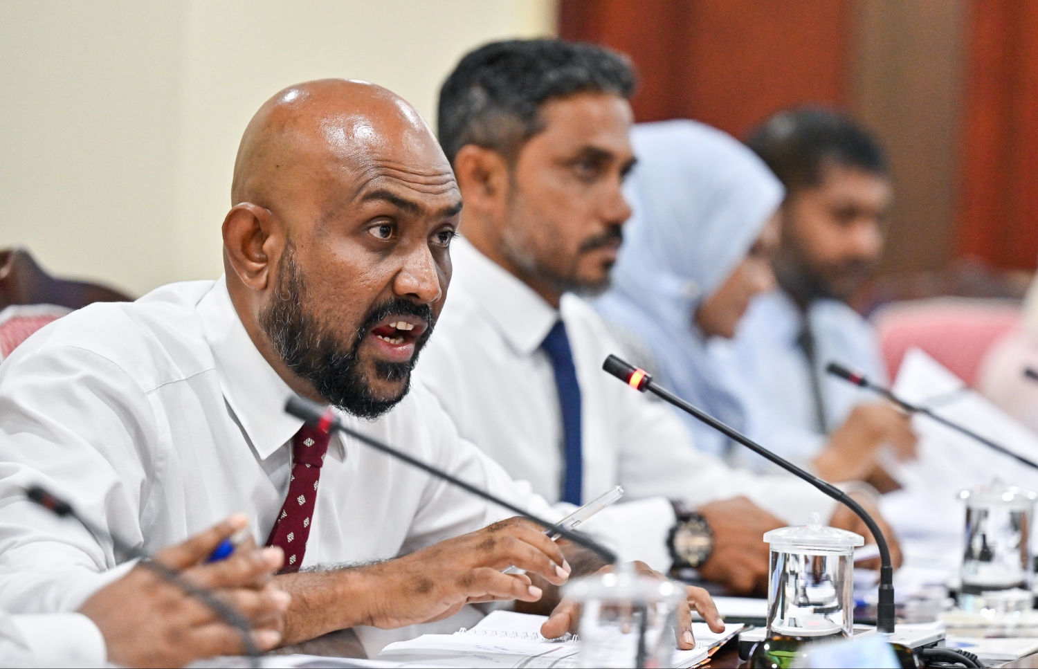 އޭސީސީގެ ރައީސް އާދަމް ޝާމިލް މިއަދު ކޮމިޓީގައި ވާހަަަކަ ދައްކަވަނީ: ފެނަކައިގެ 60 މަޝްރޫއުއެއް ނުނިންމައި ބަޖެޓް ހުސްކޮށްލި މައްސަލައެއް ބަލަމުން އަންނަ ކަމަށް ވިދާޅުވި. - ފޮޓޯ: ފަޔާޒު މޫސާ | މިހާރު