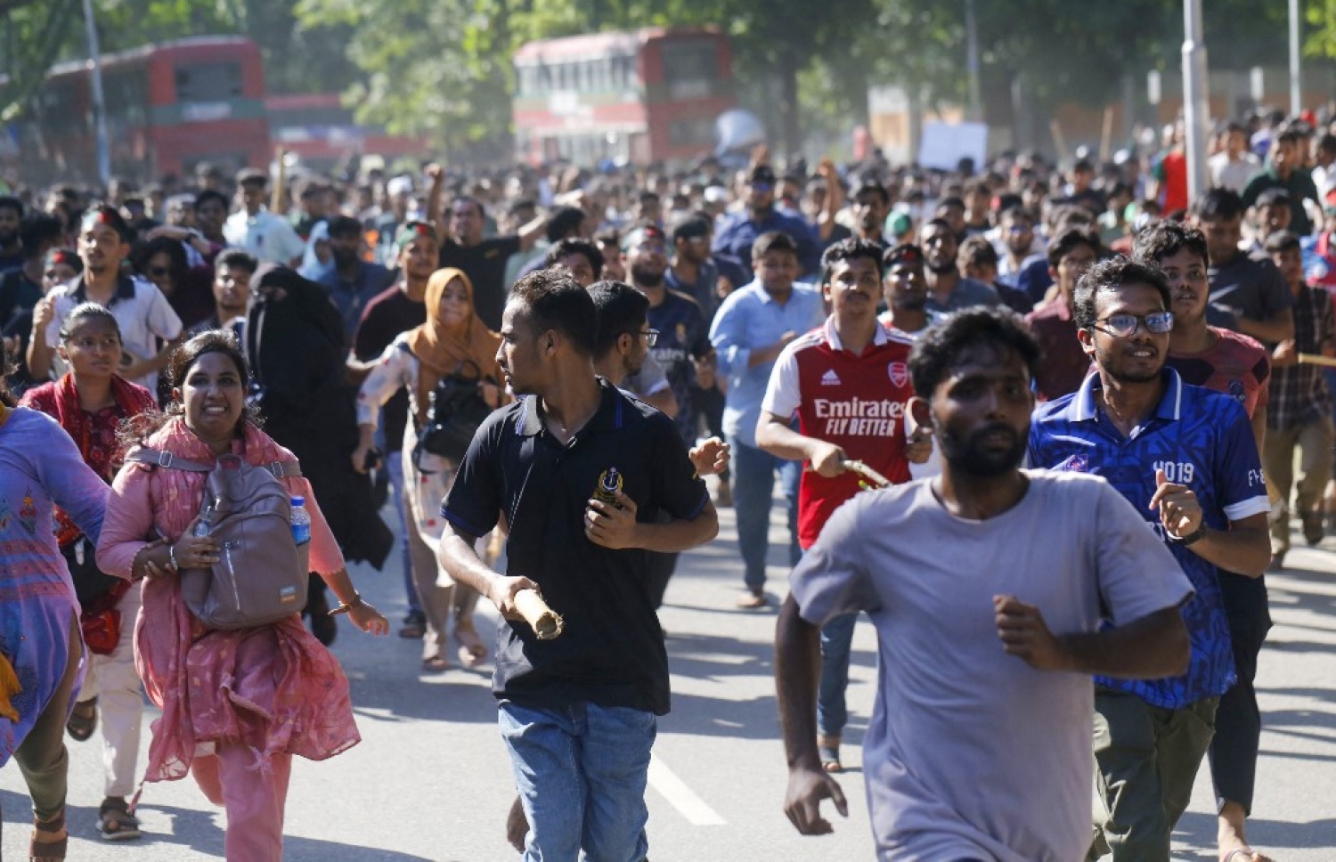 ބަންގްލާދޭޝްގައި ދަރިވަރުން ކުރަމުން ގެންދާ މުޒާހަރާގައި އިއްޔެ ހަމަނުޖެހުން ހިނގަން ފެށުމާ އެކު ބައެއް މީހުން ސަލާމަތްވާން ދުވަނީ. -- ފޮޓޯ: އޭއެފްޕީ