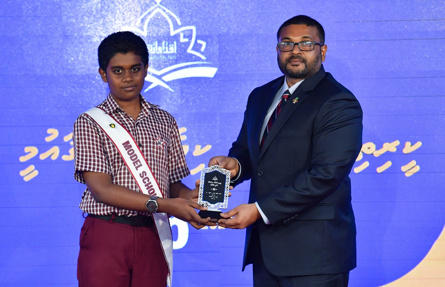ޤުރުއާން ކިޔެވުމުގެ 36 ވަނަ ގައުމީ މުބާރާތުގައި ވަނަ އަށް ހޮވުނު ދަރިވަރަކަށް ޑިފެންސް މިނިސްޓަރު މުހައްމަދު ގައްސާން މައުމޫން ހަނދާނީ ފިލާ ދެއްވަނީ -- ފޮޓޯ: ރައީސް އޮފީސް