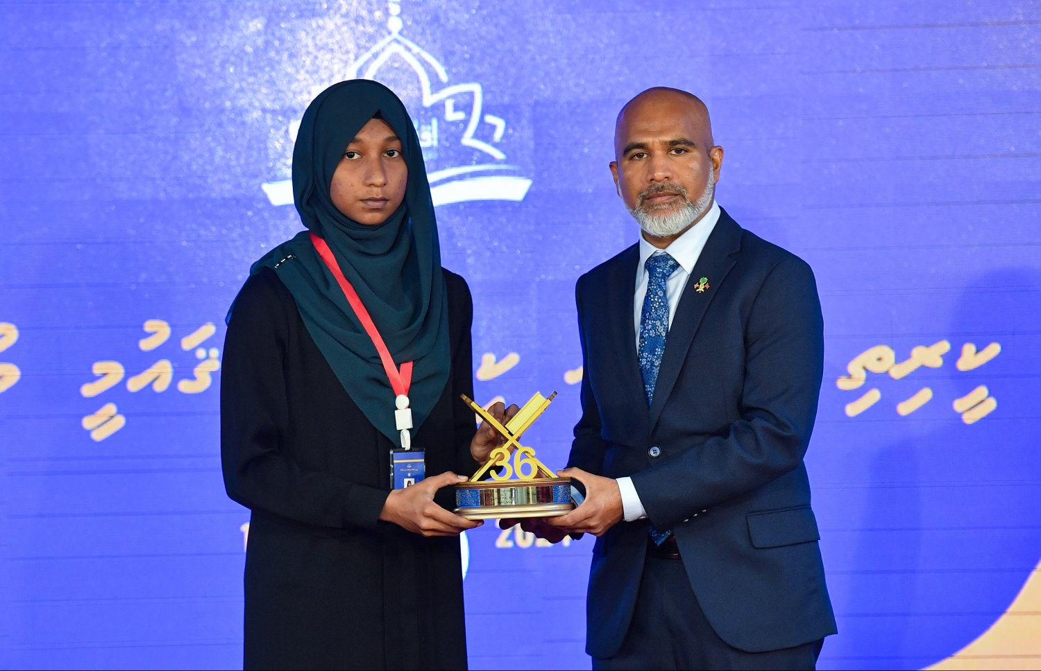 ގައުމީ ގުރުއާން މުބާރާތުގައި ވަނަ އަށް ހޮވުނު ދަރިވަރަކަށް އެޑިއުކޭޝަން މިނިސްޓަރު އިސްމާއިލް ޝަފީއު އިނާމު ހަވާލުކޮށްދެއްވަނީ -- ފޮޓޯ: ރައީސް އޮފީސް