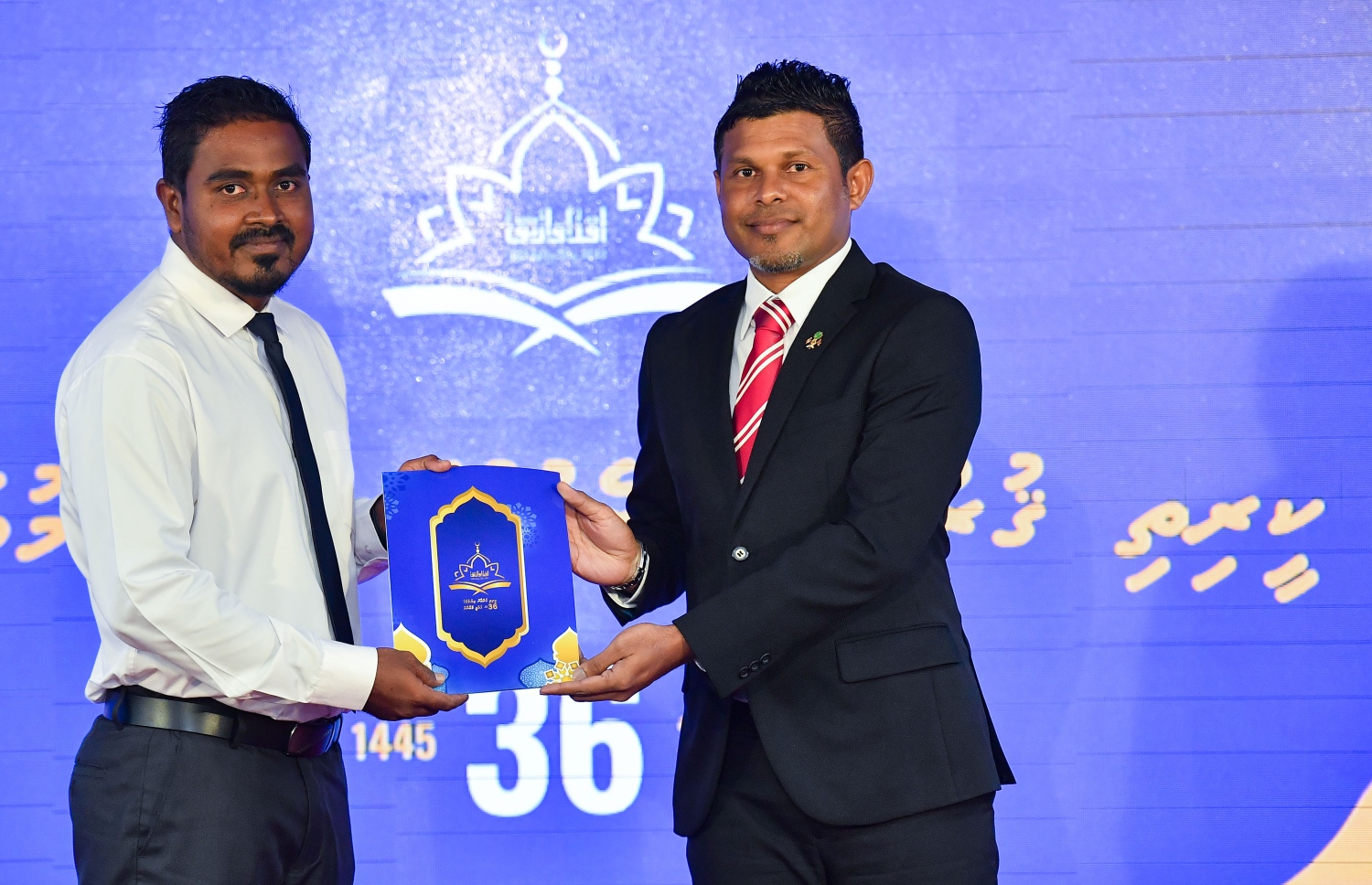 ގުރުއާން މުބާރާތުގައި ވަނަ އަށް ހޮވުނު ފަރާތަކަށް ނައިބް ރައީސް ރައީސް ހުސެއިން މުހައްމަދު ލަތީފް އިނާމު ހަވާލު ކޮށްދެއްވަނީ -- ފޮޓޯ: ރައީސް އޮފީސް