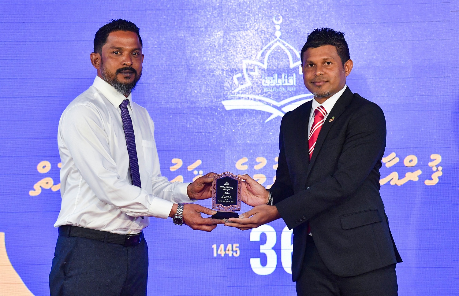 ގުރުއާން މުބާރާތުގެ އިނާމު ހަފްލާގައިނައިބް ރައީސް ހުސެއިން މުހައްމަދު ލަތީފް މީހަކަށް އިނާމު ހަވާލު ކޮށްދެއްވަނީ: މި އަހަރު މުބާރާތުގައި ސްކޫލު ކުދިންނާއި މުއައްސަސާތަކުން ހާހަކަށް ވުރެ ގިނަ ދަރިވަރުން ވަނީ ބައިވެރިވެފައި -- ފޮޓޯ: ރައީސް އޮފީސް