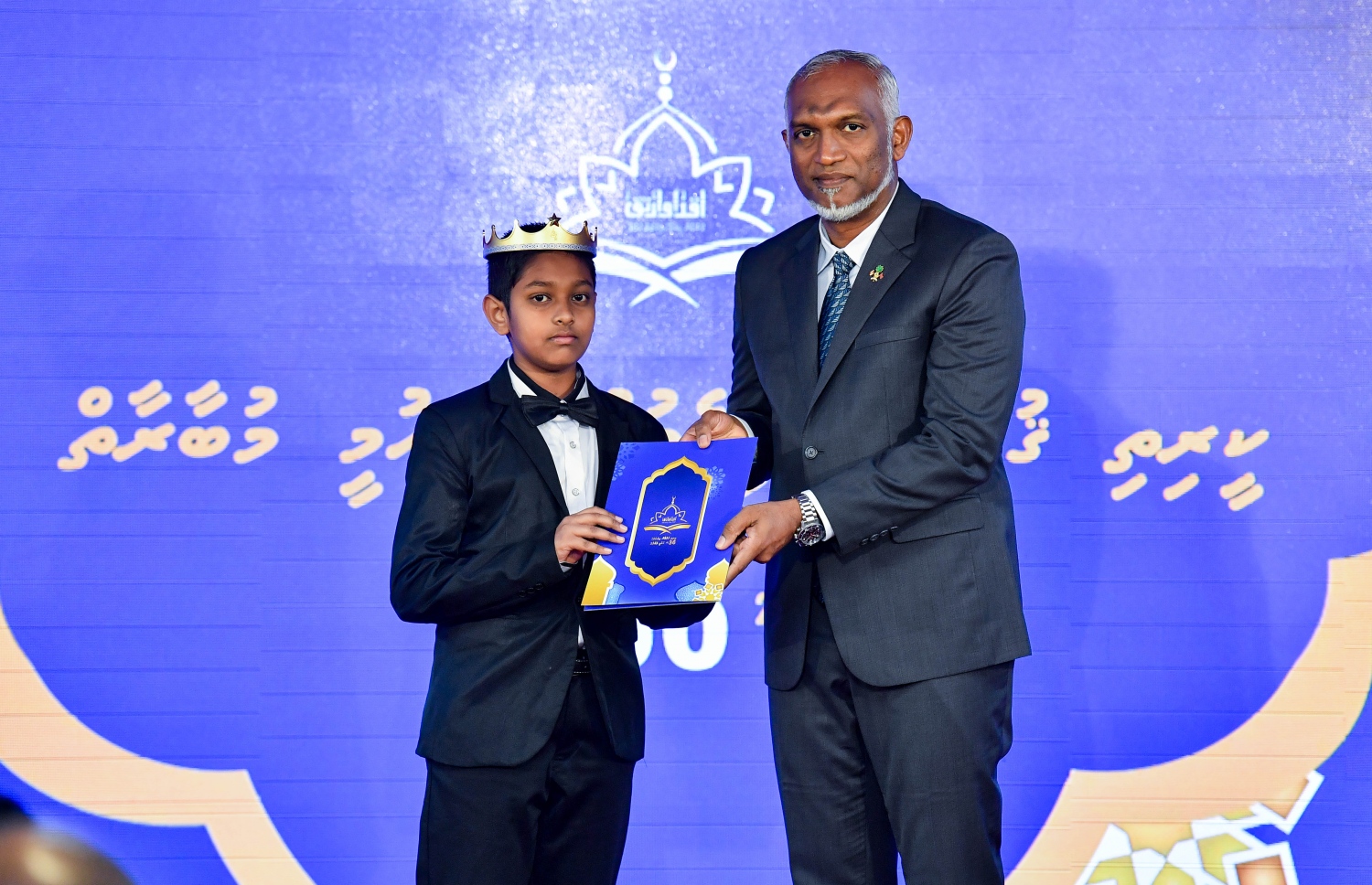 ގުރުއާން މުބާރާތުގައި ވަނަ ލިބުނު ދަރިވަރަކަށް ރައީސް ޑރ މުހައްމަދު މުއިއްޒު އިނާމު ހަވާލުކޮށްދެއްވަނީ -- ފޮޓޯ: ރައީސް އޮފީސް