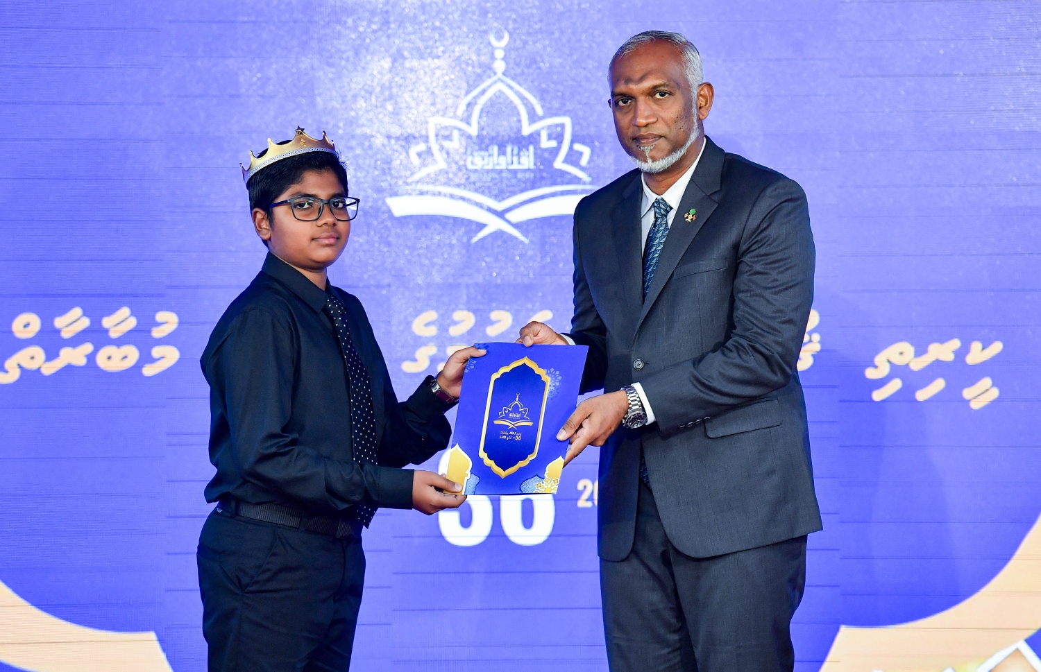 ހާފިޒުކަމުގެ ތާޖު ލިބުނު ކުއްޖަކަށް ރައީސް ޑރ. މުހައްމަޒު މުއިއްޒު، ސެޓްފިކެޓް ހަވާލުކުރައްވަނީ --- ފޮޓޯ: ރައީސް އޮފީސް