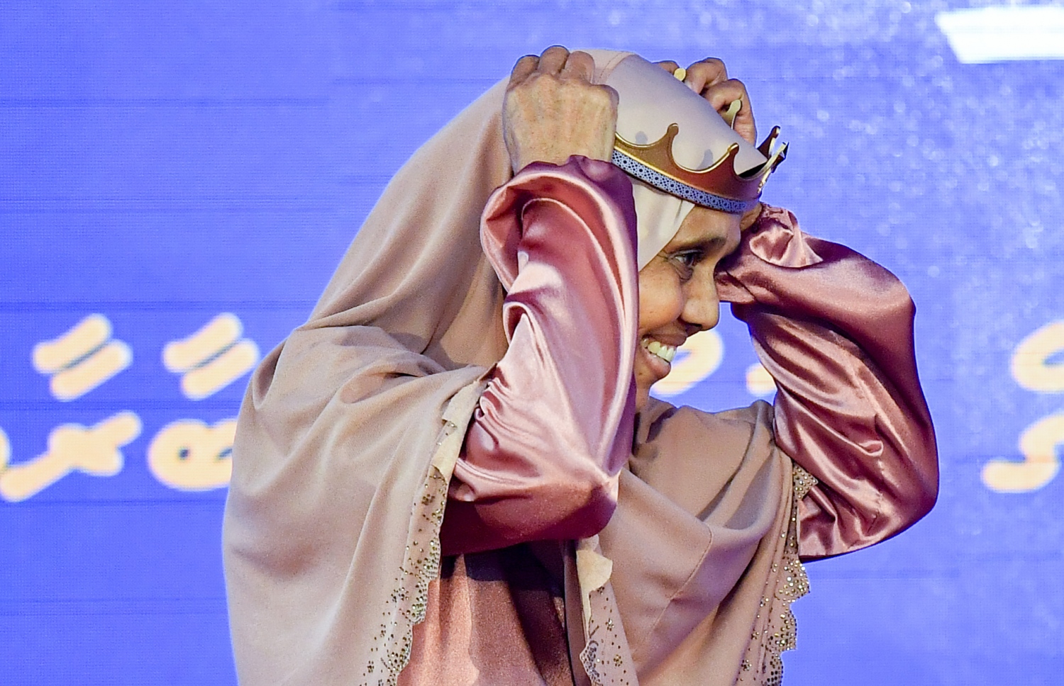 ތާޖު ލިބުނު ހާފިޒަކު، ބޮލުގައި ތާޖު އަޅަނީ--- ފޮޓޯ: ރައީސް އޮފީސް