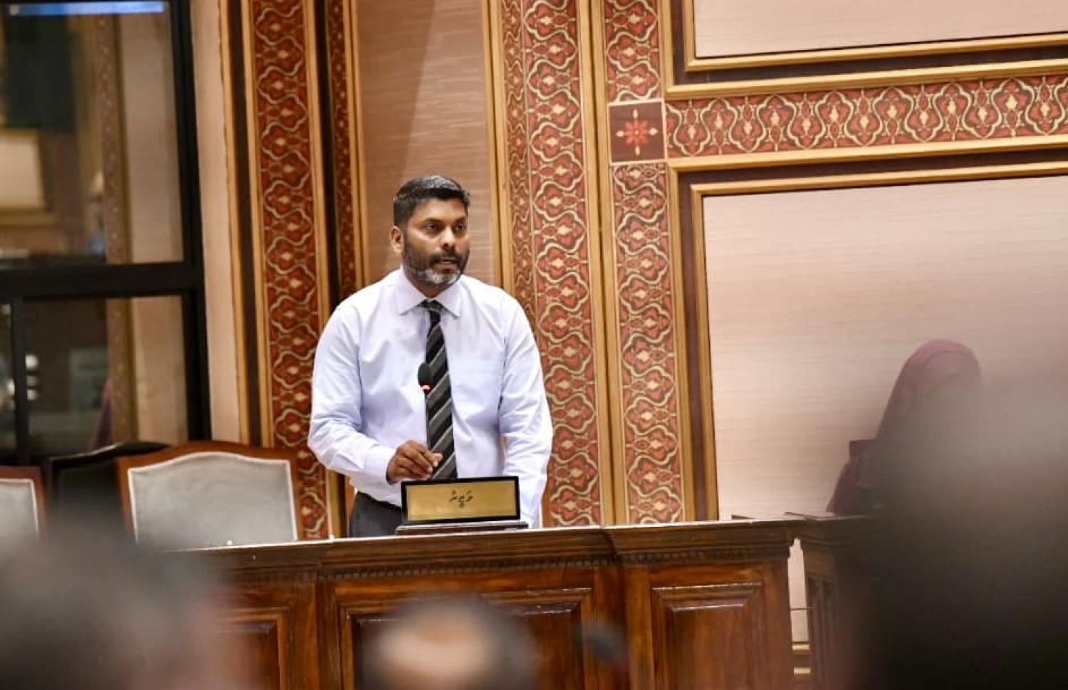 ސްޕޯޓްސް މިނިސްޓަރު ރާފިއު މެންބަރުންގެ ސުވާލުތަކަށް ޖަވާބު ދެއްވަނީ --- ފޮޓޯ: މަޖިލިސް