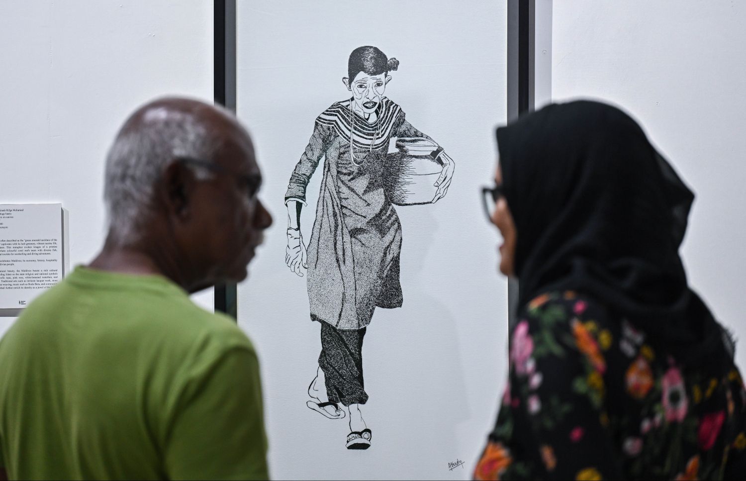 މައުރަޒަށް ޒިޔާރަތްކުރި މީހަކަށް ކުރެހުން ތައްޔާރު ކުރި ގޮތް އަބުޑި ކިޔައިދެނީ.-- ފޮޓޯ: ފަޔާޒް މޫސާ /މިހާރު