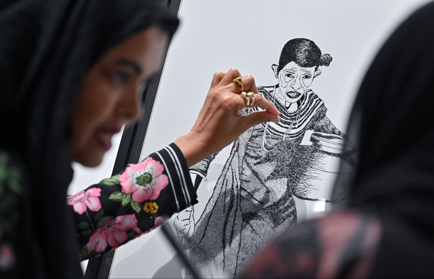 ކުރެހުން ތައްޔާރު ކުރި ގޮތް އަބުޑި "މިހާރުު" އަށް ކިޔައިދެނީ: ފޮޓޯ: ފަޔާޒް މޫސާ /މިހާރު