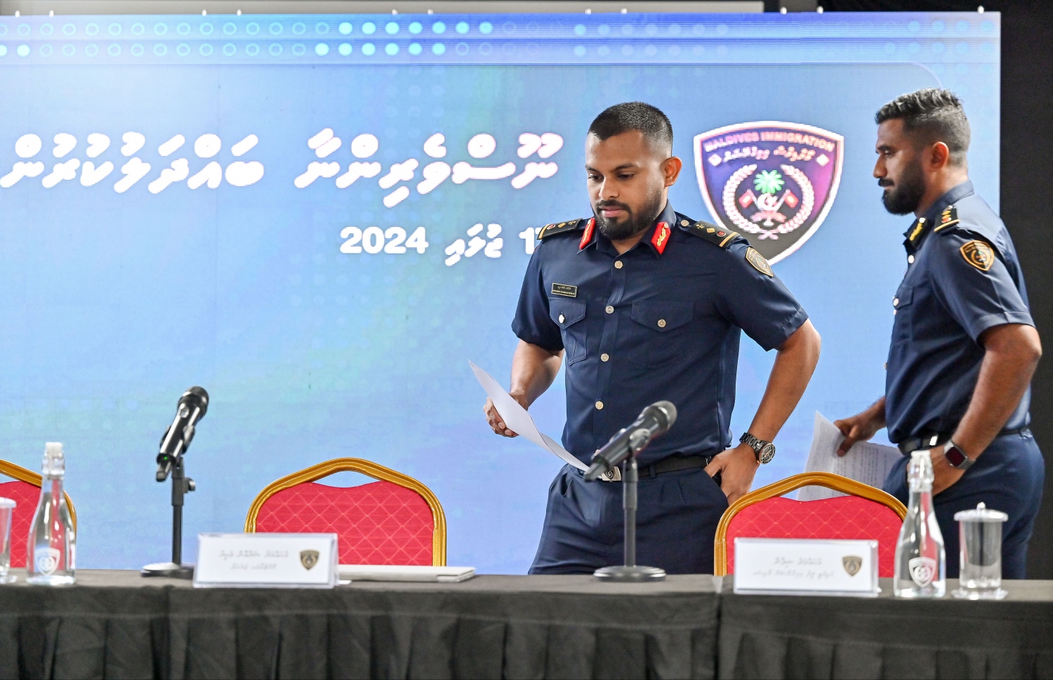 މިއަދުގެ މީޑިއާ ބްރީފިންގައި އިމިގްރޭޝަން ކޮންޓްރޯލަރު ޝަމްއާން ބައެއް މައުލޫމާތު ނޫސްވެރިންނާ ހިއްސާ ކުރައްވަނީ.---ފޮޓޯ: ނިޝާން އަލީ| މިހާރު