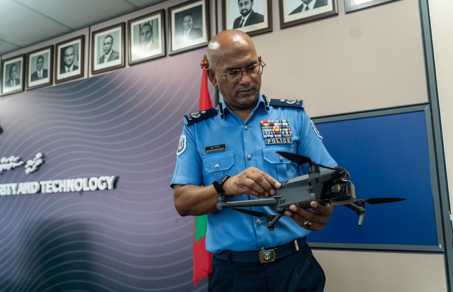 ޔޫއެންއޯޑީސީން ދިވެހި ފުލުހުންނަށް ހަދިޔާކުރި ޑްރޯން މަސައްކަތްކުރާ ގޮތް ފުލުހުންގެ އިސް އޮފިސަރަކު މިއަދު ބައްލަވާލައްވަނީ.---ފޮޓޯ: ހޯމް މިނިސްޓްރީ