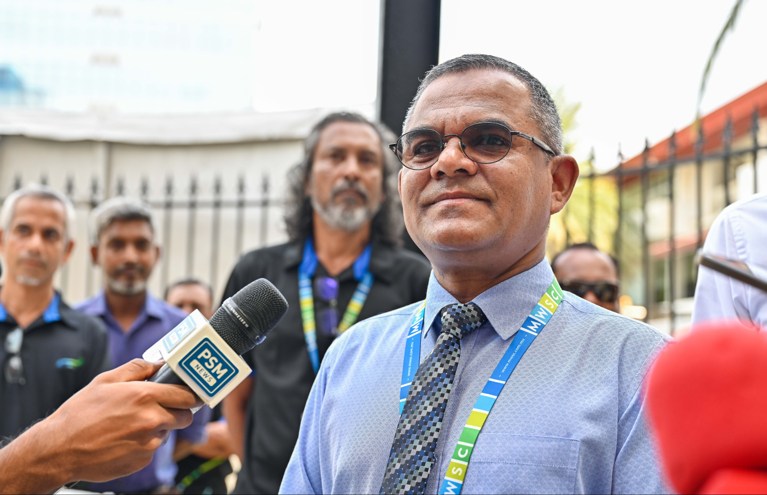 އެމްޑަބްލިއުއެސްސީގެ މެނޭޖިން ޑިރެކްޓަރު އަބްދުލް މަތީން މުހައްމަދު ނޫސްވެރިންނަށް މައުލޫމާތު ދެއްވަނީ. -- ފޮޓޯ: ފަޔާޒް މޫސާ | މިހާރު