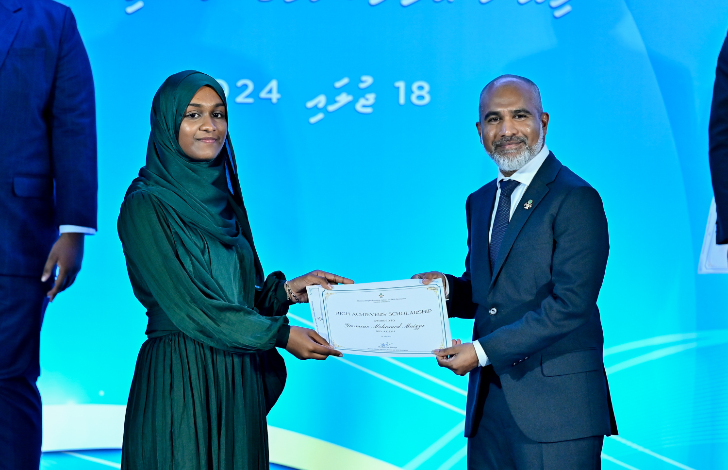 މިދިޔަ އަހަރުގެ އޭ ލެވެލް އިމްތިހާނުގައި ހައި އެޗީވާސްގެ ޝަރަފު ހޯއްދެވި، ރައީސް މުއިއްޒުގެ ދޮށީ ދަރިކަނބަލުން ޔަސްމީން މުހައްމަދު މުއިއްޒާ، އެޑިއުކޭޝަން މިނިސްޓަރު ޑރ. އިސްމާއިލް ސެޓްފިކެޓް ހަވާލު ކޮށްދެއްވަނީ.---ފޮޓޯ: ނިޝާން އަލީ| މިހާރު