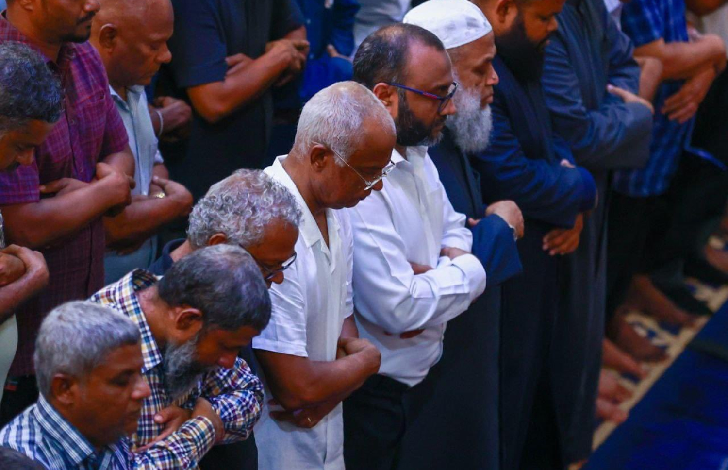 ކުރީގެ ރައީސް އިބްރާހިމް މުހައްމަދު ސޯލިހް (ވ-3) އަދި މަޖިލީހުގެ ހުޅުމާލެ ދާއިރާގެ ކުރީގެ މެންބަރު އަލީ ނިޔާޒް (ވ-2) މަންމާފުޅުގެ ކަށުނަމާދުގައި -- ފޮޓޯ: ހަތާވީސް