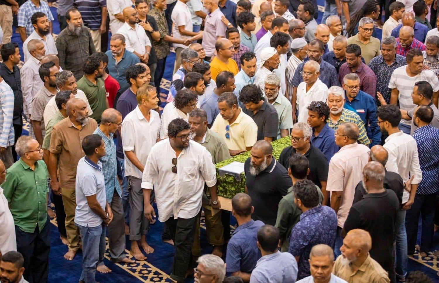 ކުރީގެ ރައީސް އިބްރާހިމް މުހައްމަދު ސޯލިހުގެ މަންމާފުޅު މުއުމިނާ ހުސެއިންފުޅުގެ ކަށުނަމާދު އިސްލާމީ މަރުކަޒުގައި ކުރުމަށް ފަހު އެކަމަނާގެ ސަންދޯކު ސަހަރާއަށް ގެންދަނީ.