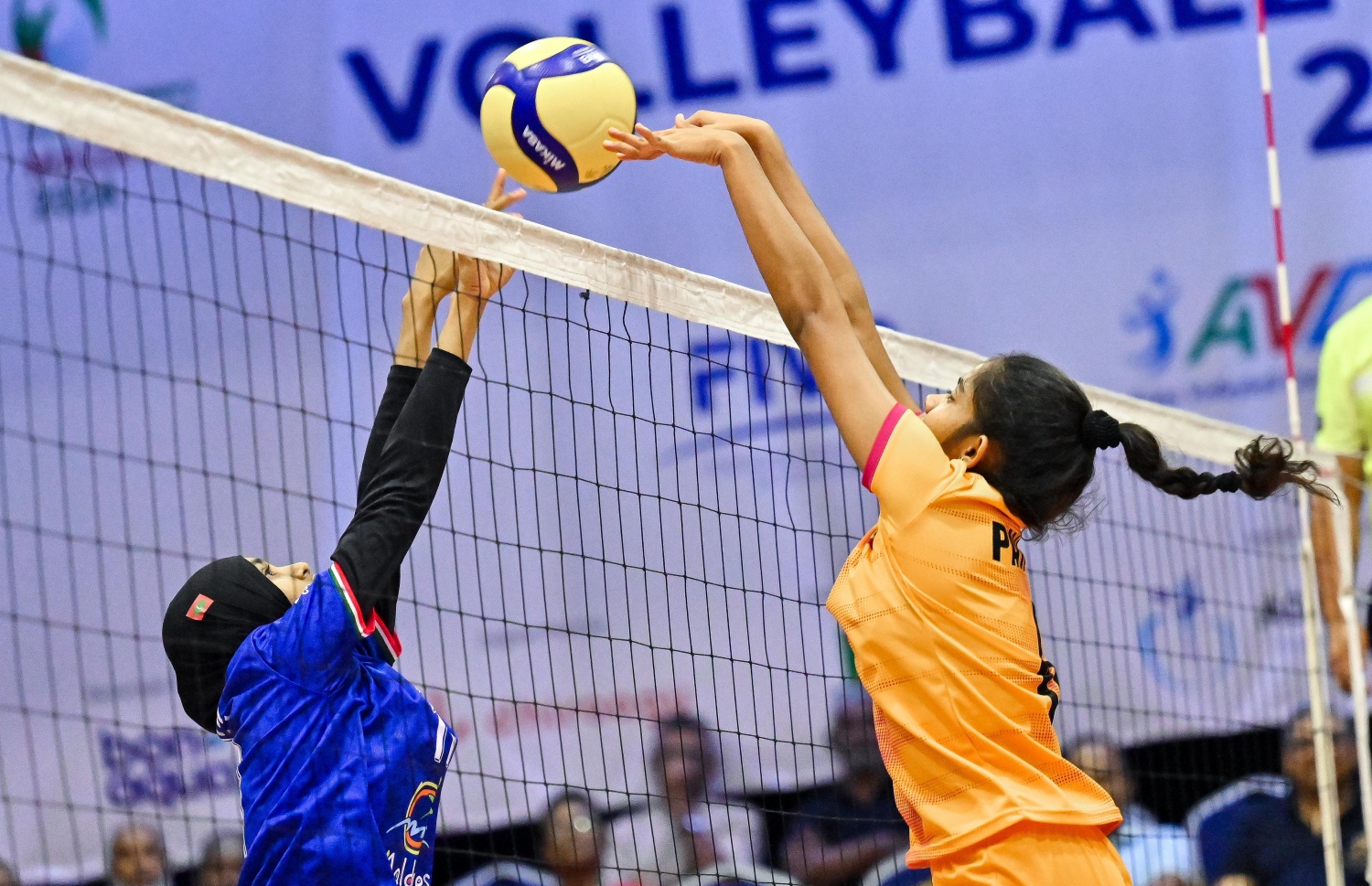 ރާއްޖެ އާއި ލަންކާ ބައްދަލުކުރި މެޗުގެ ތެރެއިން.-- ފޮޓޯ: ފަޔާޒު މޫސާ | މިހާރު