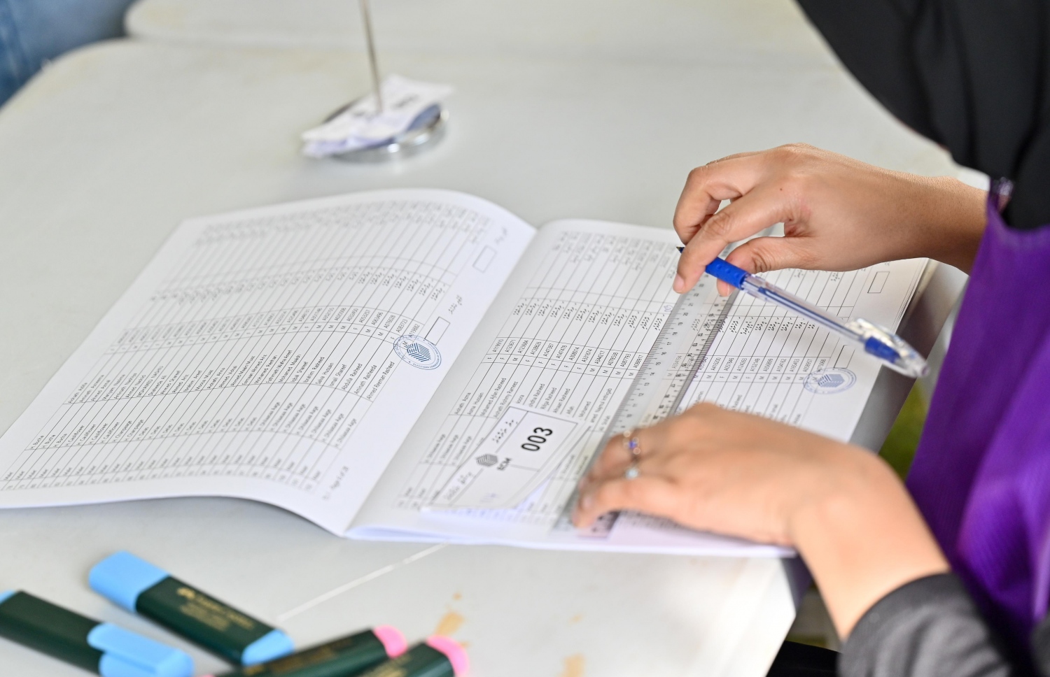 ބައި-އިލެކްޝަންގައި މީހަކަށް ވޯޓު ކަރުދާސް ދޫކުރުމުގެ ކުރިން ނަން ހޯދަނީ.-- ފޮޓޯ: ނިޝާން އަލީ/ މިހާރު