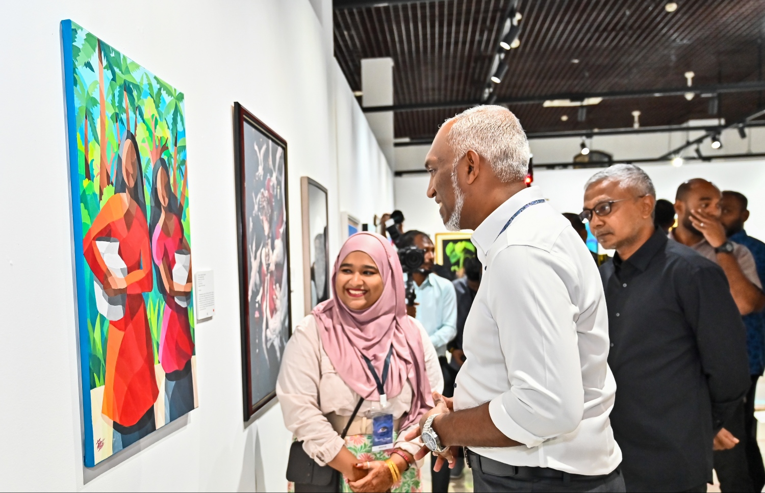 "އަންވެއިލިން ވިޝަން 2024" ގެ ނަމުގައި އާޓް ގެލަރީގައި ކުރިޔަށް ގެންދިޔަ އެގްޒިބިޝަން ބައްލަވާލެއްވުމަށް ރައީސް ވަޑައިގަތުމުން ފަންނުވެރިޔަކު އޭނަގެ ކުރެހުން ރައީސަށް ދައްކާލަނީ --- ފޮޓޯ: ފަޔާޒު މޫސާ | މިހާރު