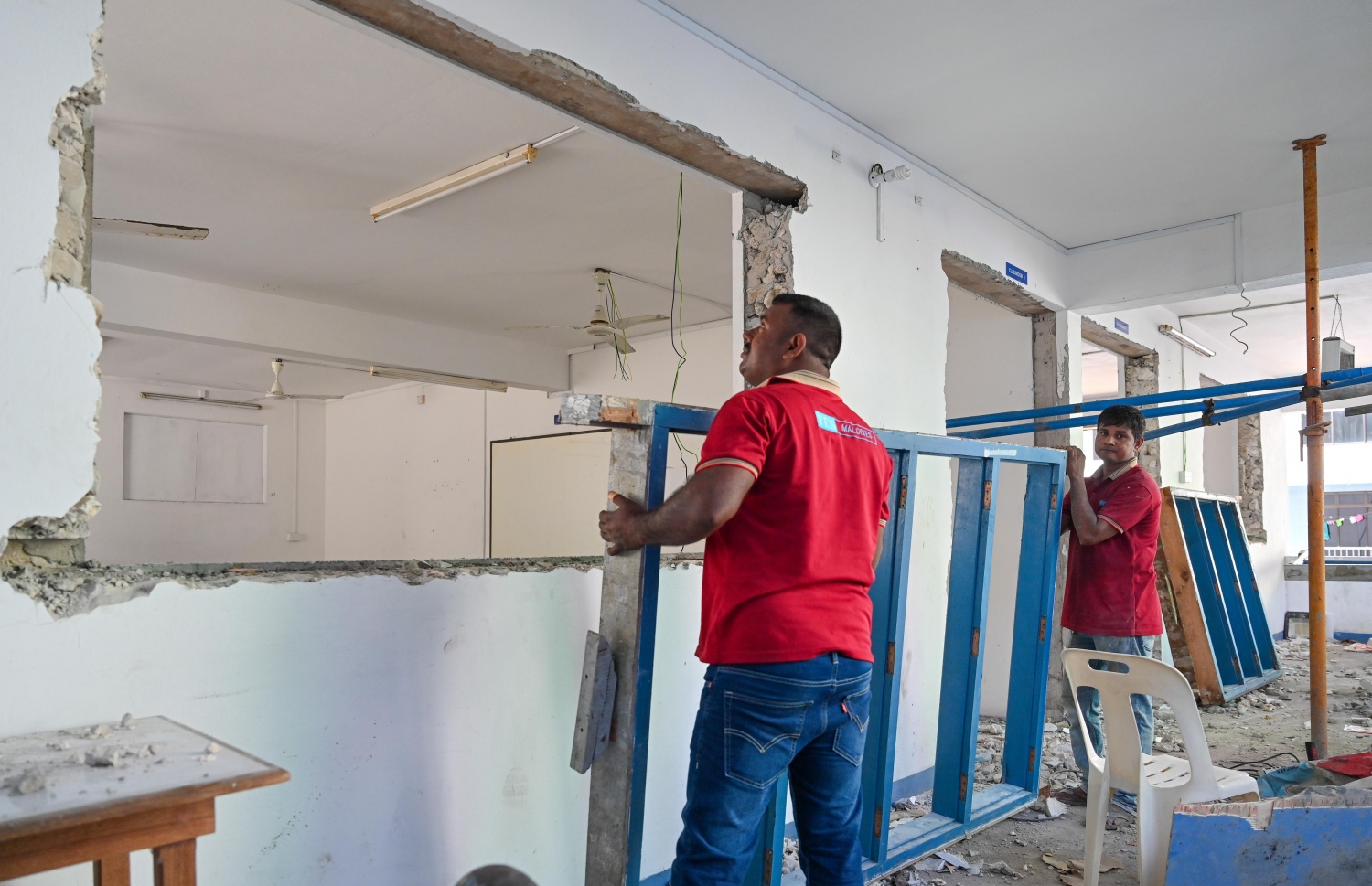 ސީއެޗްއެސްއީ މާލެ އިމާރާތް މަރާމާތު ކުރުމުގެ މަސައްކަތް ކުރަނީ.-- ފޮޓޯ: ނިޝާން އަލީ / މިހާރު