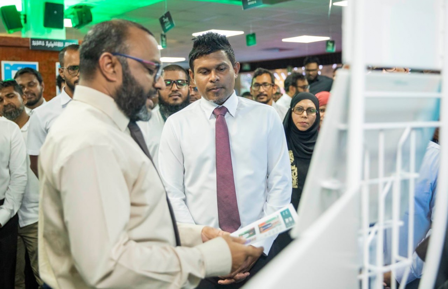 އިސްލާމިކް މިނިސްޓްރީން ފާއިތުވި 8 މަހުގެ ތެރޭގައި ރިޔާސީ މެނިފެސްޓޯ ހާސިލުކުރި މިންވަރު މީޑިއާއަށް ހިއްސާކުރުމަށް ބާއްވާ މައުރަޒުގައި ނައިބް ރައީސް ހުސެއިން މުހައްމަދު ލަތީފް ބައިވެރިވެވަޑައިގަންނަވަނީ-- ފޮޓޯ: މިނިސްޓްރީ