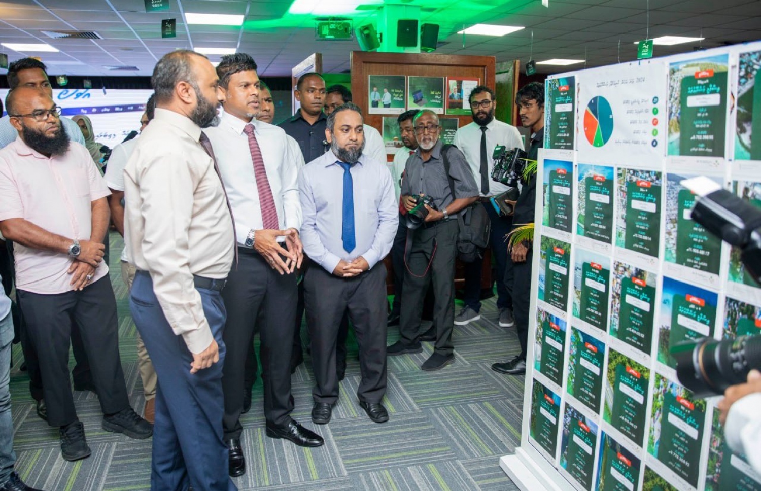 އިސްލާމިކް މިނިސްޓްރީގެ މީޑިއާ މައުރަޒު އިފްތިތާހުކޮށްދެއްވުމުން، އެ މިނިސްޓްރީގެ މަސައްކަތްތައް ކުރިއަށްދާ ގޮތް އިސްލާމިކް މިނިސްޓަރު ޑރ. މުހައްމަދު ސައީދު، ނައިބް ރައީސް ހުސެއިން މުހައްމަދު ލަތީފަށް ހިއްސާކުރައްވަނީ-- ފޮޓޯ: މިނިސްޓްރީ