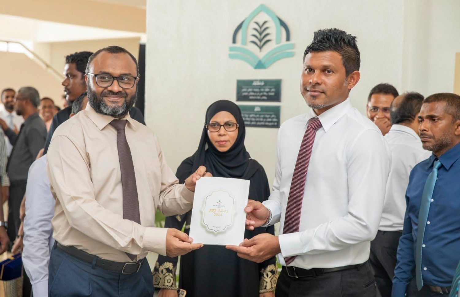 އިސްލާމިކް މިނިސްޓްރީގެ މީޑިއާ މައުރަޒު ފެށުމުގެ ރަސްމިއްޔާތުގައި އިސްލާމިކް މިނިސްޓަރު ޑރ. މުހައްމަދު ޝަހީމް އަލީ ސައީދު، ނައިބް ރައީސް ހުސެއިން މުހައްމަދު ލަތީފަށް އެ މިނިސްޓްރީގެ އެކްޝަން ޕްލޭން އެކުލެވޭ ފޮތެއް ދެއްވަނީ-- ފޮޓޯ: މިނިސްޓްރީ