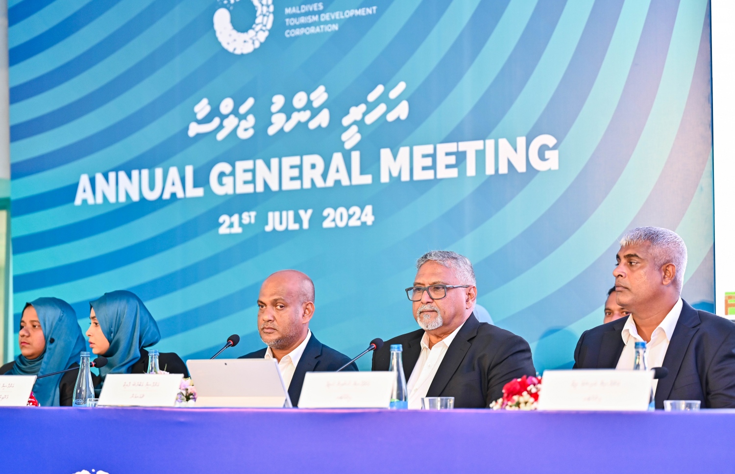 އެމްޓީޑީސީން ރޭ ބޭއްވި އަހަރީ އާއްމު ޖަލްސާގައި ބޯޑު މެމްބަރުން ބައިވެރިވަނީ. -- ފޮޓޯ: ފަޔާޒް މޫސާ | މިހާރު