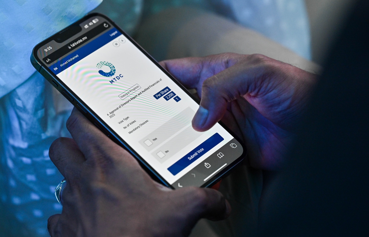 އެމްޓީޑީސީގެ އަހަރީ އާންމު ޖަލްސާގައި ހިއްސާދާރަކު ވޯޓު ދެނީ.---ފޮޓޯ: ފަޔާޒު މޫސާ| މިހާރު