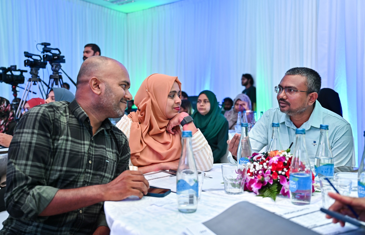 އެމްޓީޑީސީގެ އަހަރީ އާންމު ޖަލްސާގައި ހިއްސާދާރުން މަޝްވަރާ ކުރަނީ.---ފޮޓޯ: ފަޔާޒު މޫސާ| މިހާރު