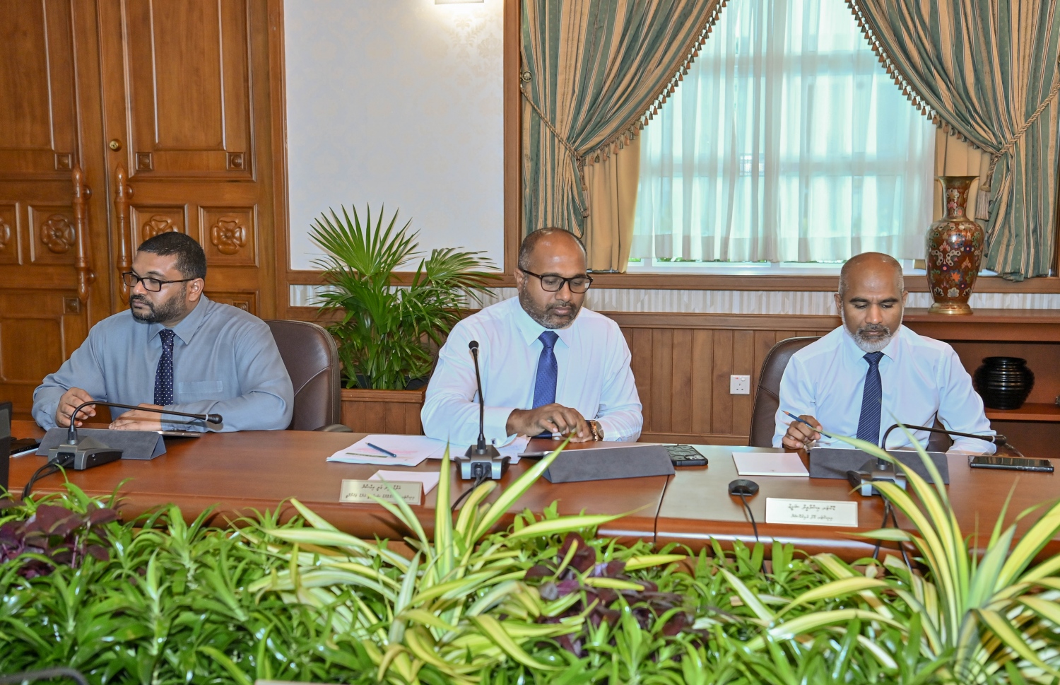 ކެބިނެޓުގެ އިއްޔެގެ ބައްދަލުވުމުގައި ހޯމް މިނިސްޓަރު އިހުސާން (މ): ބިދޭސީންގެ މައްސަލަ ހައްލު ކުރަން ގިނަ މަސައްކަތްތަކެއް އޭނާ ވަނީ ފައްޓަވާފައި.---ފޮޓޯ: ރައީސް އޮފީސް