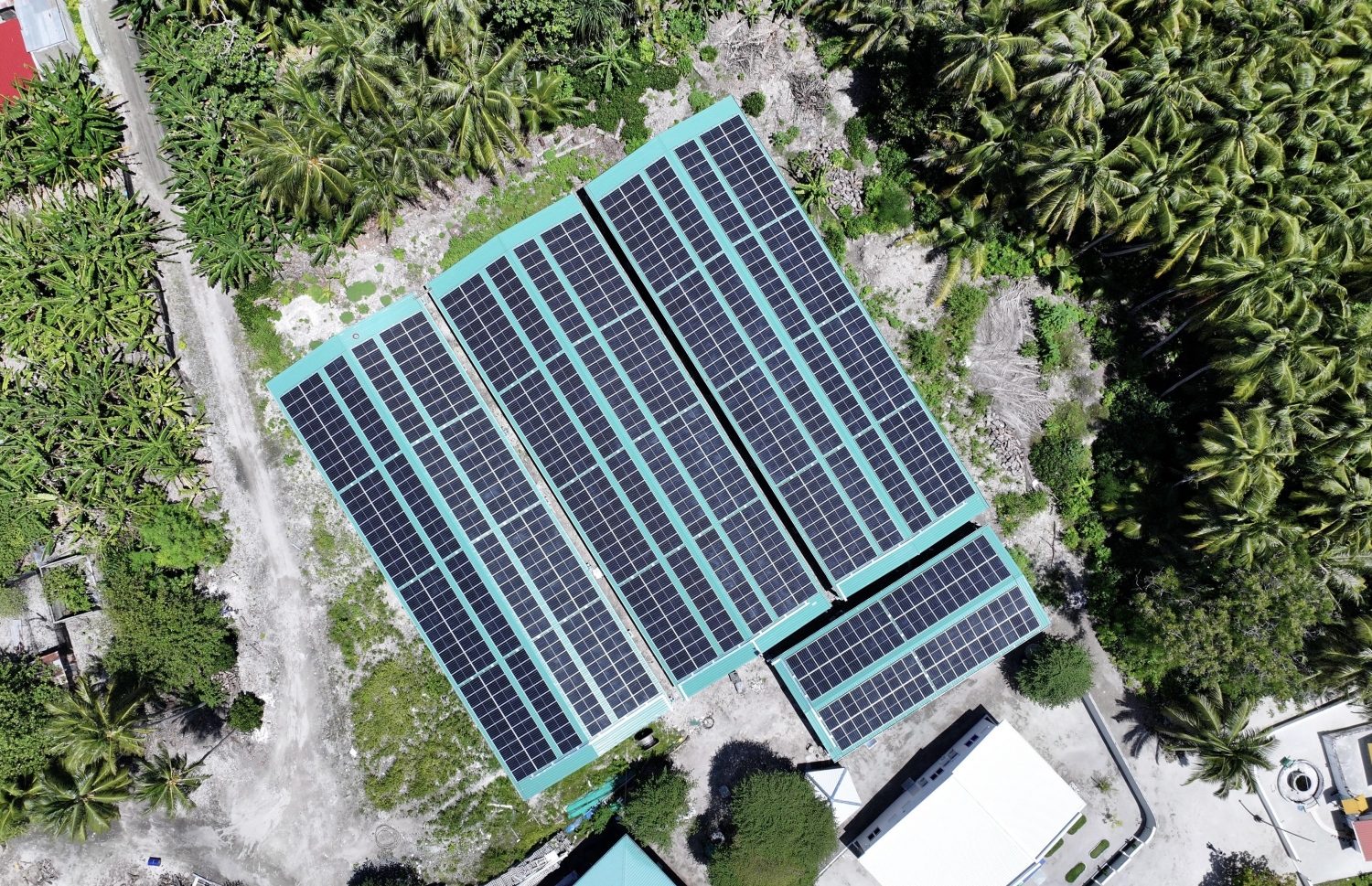 ފެނަކައިން ރަށެއްގައި ހަރުކޮށްފައި ހުރި ސޯލާ ޕެނަލްތަކެއް.