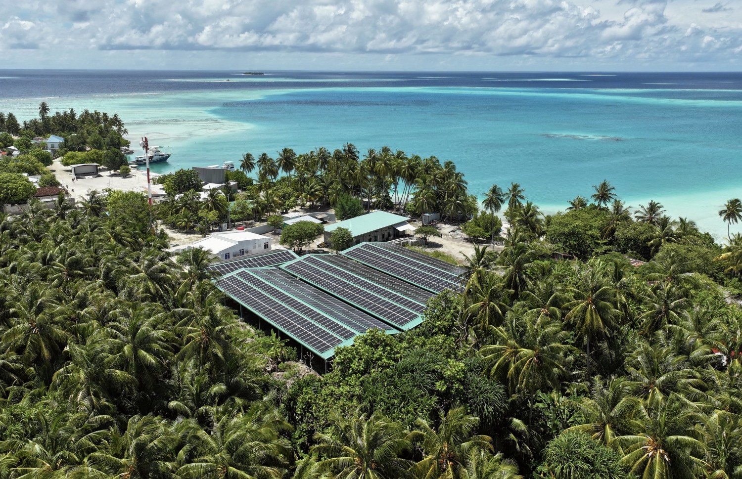 ފެނަކައިން ރަށެއްގައި ހަރުކޮށްފައި ހުރި ސޯލާ ޕެނަލްތަކެއް. -- ފޮޓޯ: ފެނަކަ