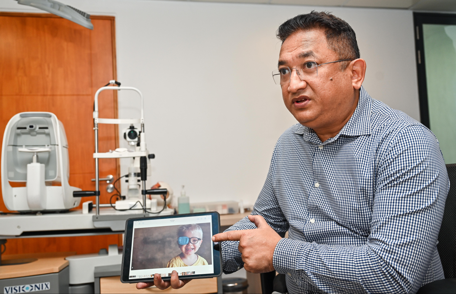 ސްކުއިންޓިންއަށް ދޭ ފަރުވާތައް ޑޮކްޓަރު ހިއްސާ ކުރައްވަނީ. -- ފޮޓޯ: ފަޔާޒް މޫސާ | މިހާރު