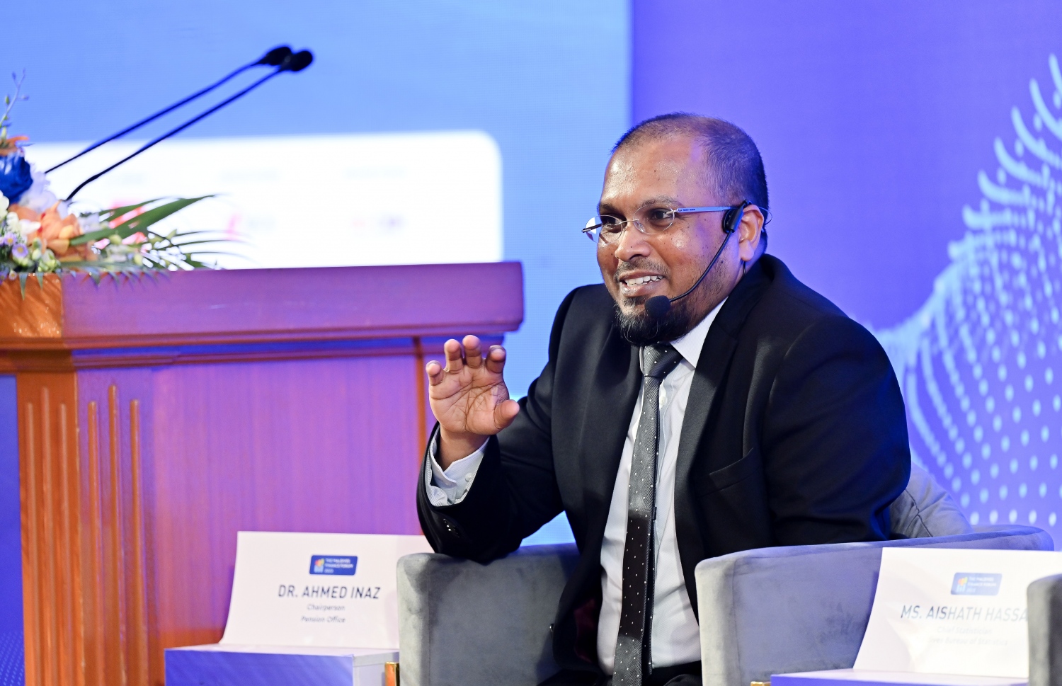 މޯލްޑިވްސް ޕައިނޭންސް ފޯރަމްގައި ޕެންޝަން އެޑްމިނިސްޓްރޭޝަންގެ ޗެއާޕާސަން އިނާޒް ބައިވެރިވެވަޑައިގަންނަވަނީ.--- ފޮޓޯ: ނިޝާން އަލީ | މިހާރު