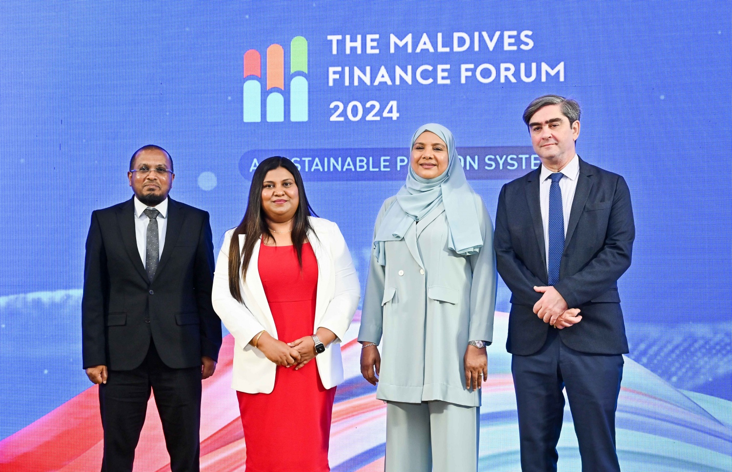 މޯލްޑިވްސް ޕައިނޭންސް ފޯރަމްގައި މިނިސްޓަރު ޑރ. އައިޝަތު ޝިހާމާއި ޕެންޝަން އެޑްމިނިސްޓްރޭޝަންގެ ޗެއާޕާސަން އިނާޒް ބައިވެރިވެވަޑައިގަންނަވަނީ.--- ފޮޓޯ: ނިޝާން އަލީ | މިހާރު