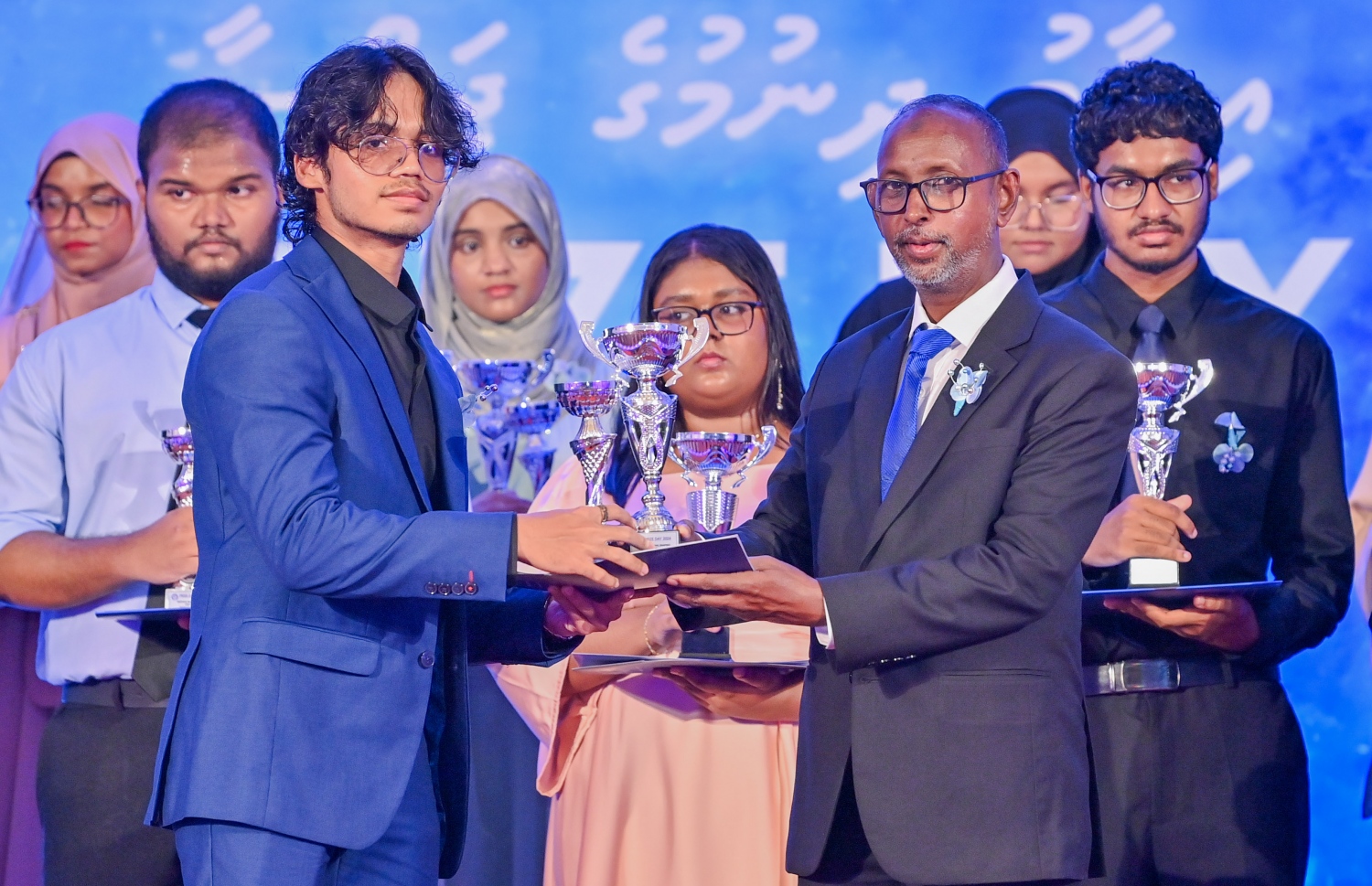 ސީއެޗްއެސްއީގެ އިނާމު ދިނުމުގެ ޖަލްސާގައި ވަނަ ހޯދި ދަރިވަރަކަށް އިނާމު ހަވާލުކުރަނީ -- ފޮޓޯ: ރައީސް އޮފީސް