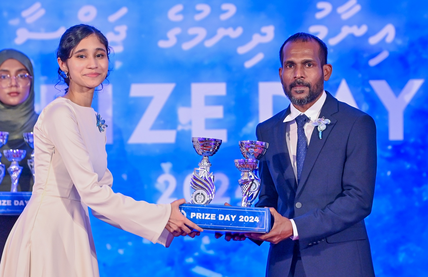ސީއެޗްއެސްއީގެ އިނާމު ދިނުމުގެ ޖަލްސާގައި ވަނަ ހޯދި ދަރިވަރަކަށް އިނާމު ހަވާލުކުރަނީ -- ފޮޓޯ: ރައީސް އޮފީސް