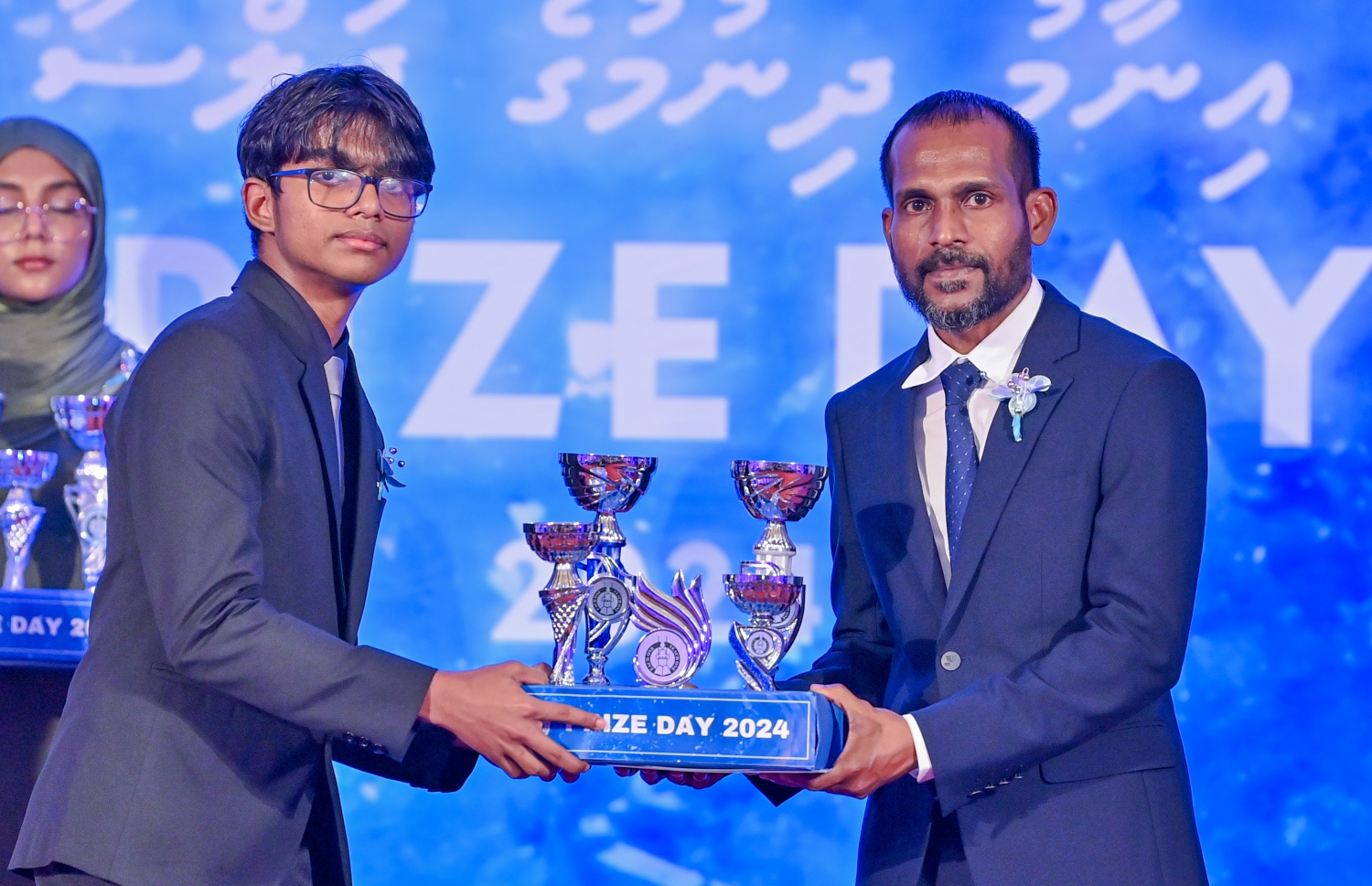 ސީއެޗްއެސްއީގެ އިނާމު ދިނުމުގެ ޖަލްސާގައި ވަނަ ހޯދި ދަރިވަރަކަށް އިނާމު ހަވާލުކުރަނީ -- ފޮޓޯ: ރައީސް އޮފީސް