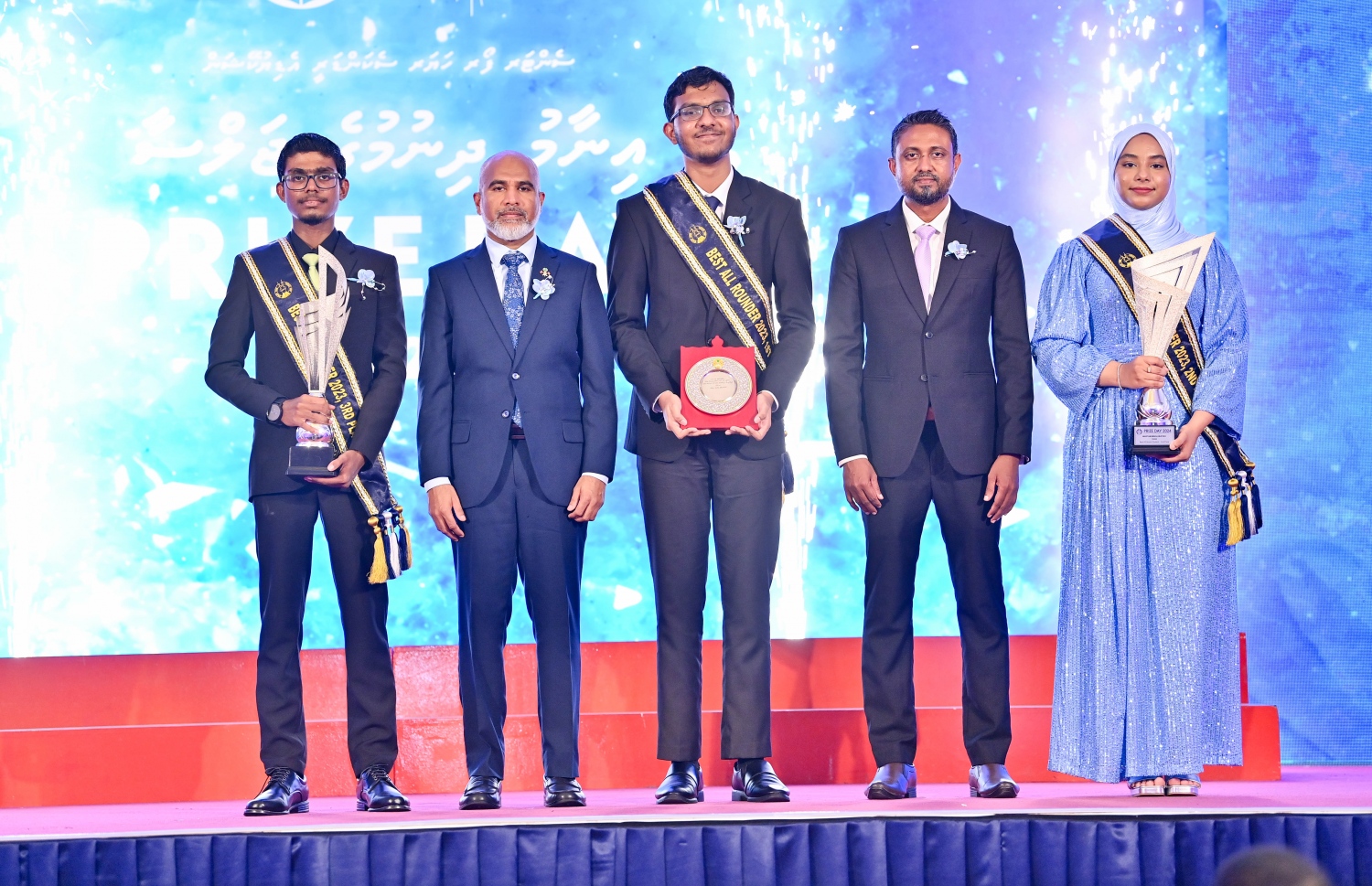 ސީއެޗްއެސްއީ އަހަރީ އިނާމް ދިނުމުގެ ޖަލްސާގައި އެ ސުކޫލްގެ އެންމެ މޮޅު ދަރިވަރުންނަށް ހޮވުނު ދަރިވަރުންނާއެކު ޢެޑިއުކޭޝަން މިނިސްޓަރު ޑރ އިސްމާއިލް ޝަފީއު އާއި އެ ސްކޫލްގެ ޕްރިންސިޕަލް ގްރޫޕް ފޮޓޯއަކަށް ހުއްޓިލައިގެން -- ފޮޓޯ: ރައީސް އޮފީސް