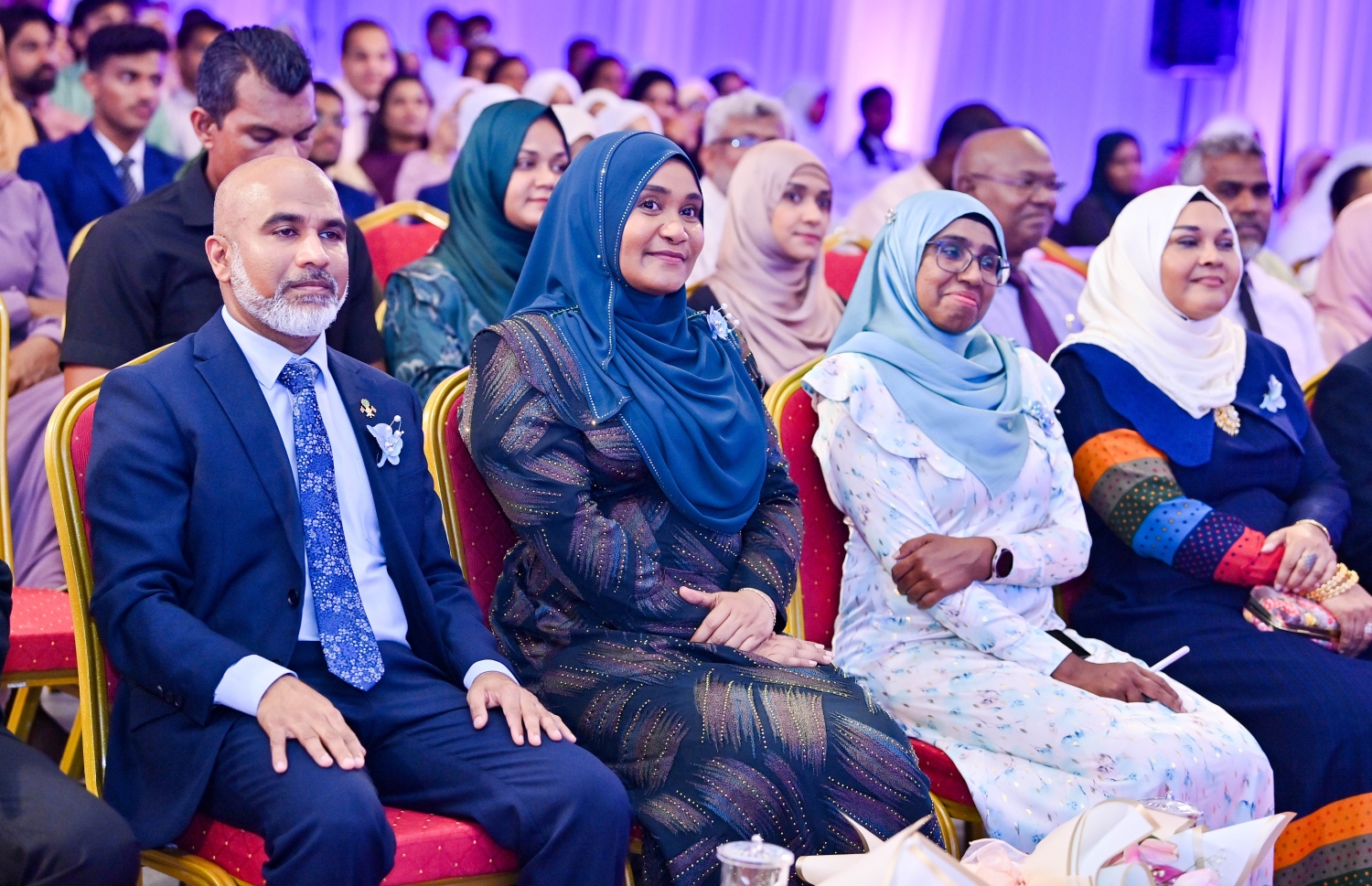 ރޭގެ ޖަލްސާގައި ފަސްޓް ލޭޑީ ސާޖިދާ މުހައްމަދާއި އެޑިޔުކޭޝަން މިނިސްޓަރު ޑރ. އިސްމާއިލް ޝަފީއު ބައިވެރިވެވަޑައިގަންނަވަނީ. -- ފޮޓޯ | ރައީސް އޮފީސް