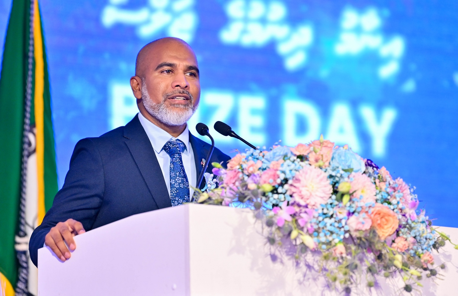 ސީއެޗްއެސްއީގެ އިނާމްދިނުމުގެ ޖަލްސާގައި އެޑިޔުކޭޝަން މިނިސްޓަރު ޑރ. އިސްމާއިލް ޝަފީއު ވާހަކަ ދައްކަވަނީ-- ފޮޓޯ: ރައީސް އޮފީސް