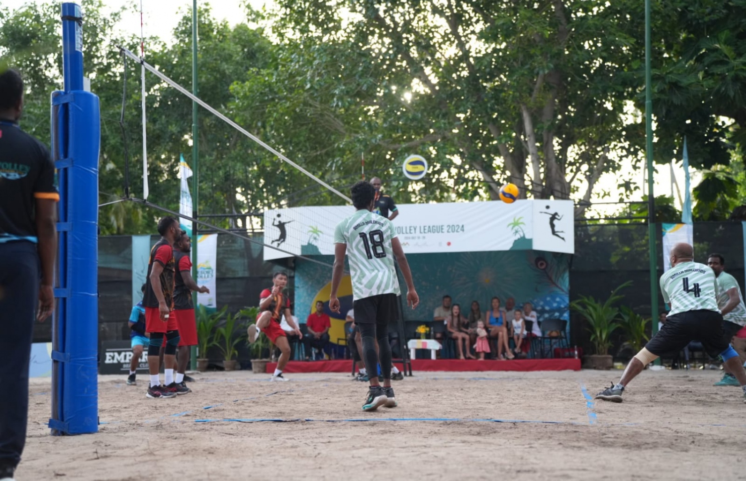 ރިޒޯޓް ވޮލީބޯޅަ ލީގުގައި އަމިއްލަ މޯލްޑިވްސްގައި ބޭއްވި މެޗެއްގެ ތެރެއިން: މުބާރާތް ކުރިއަށް ދަނީ ވަރަށް ފޯރިގަދަކޮށް.